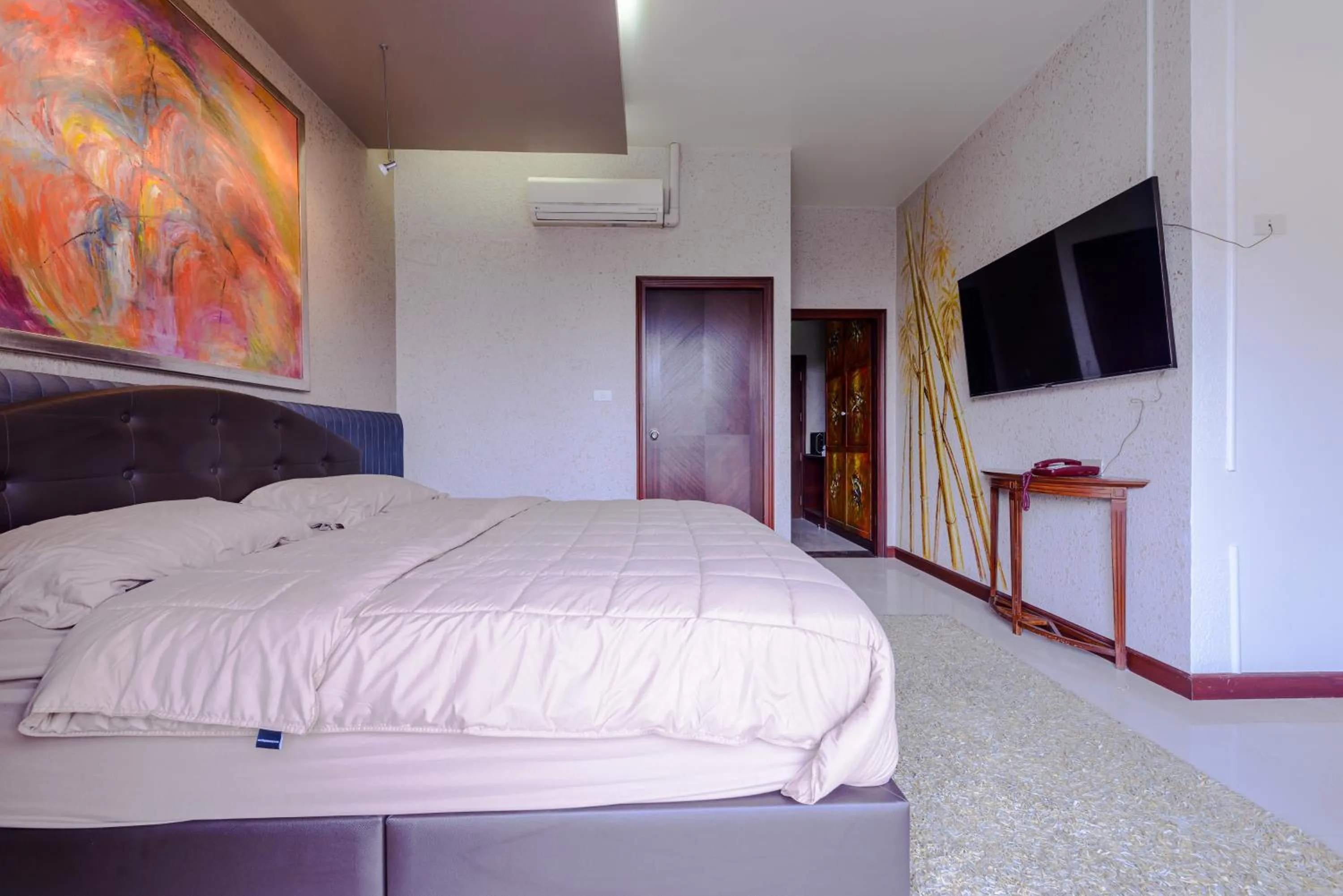 Bed in Pasadena Lodge