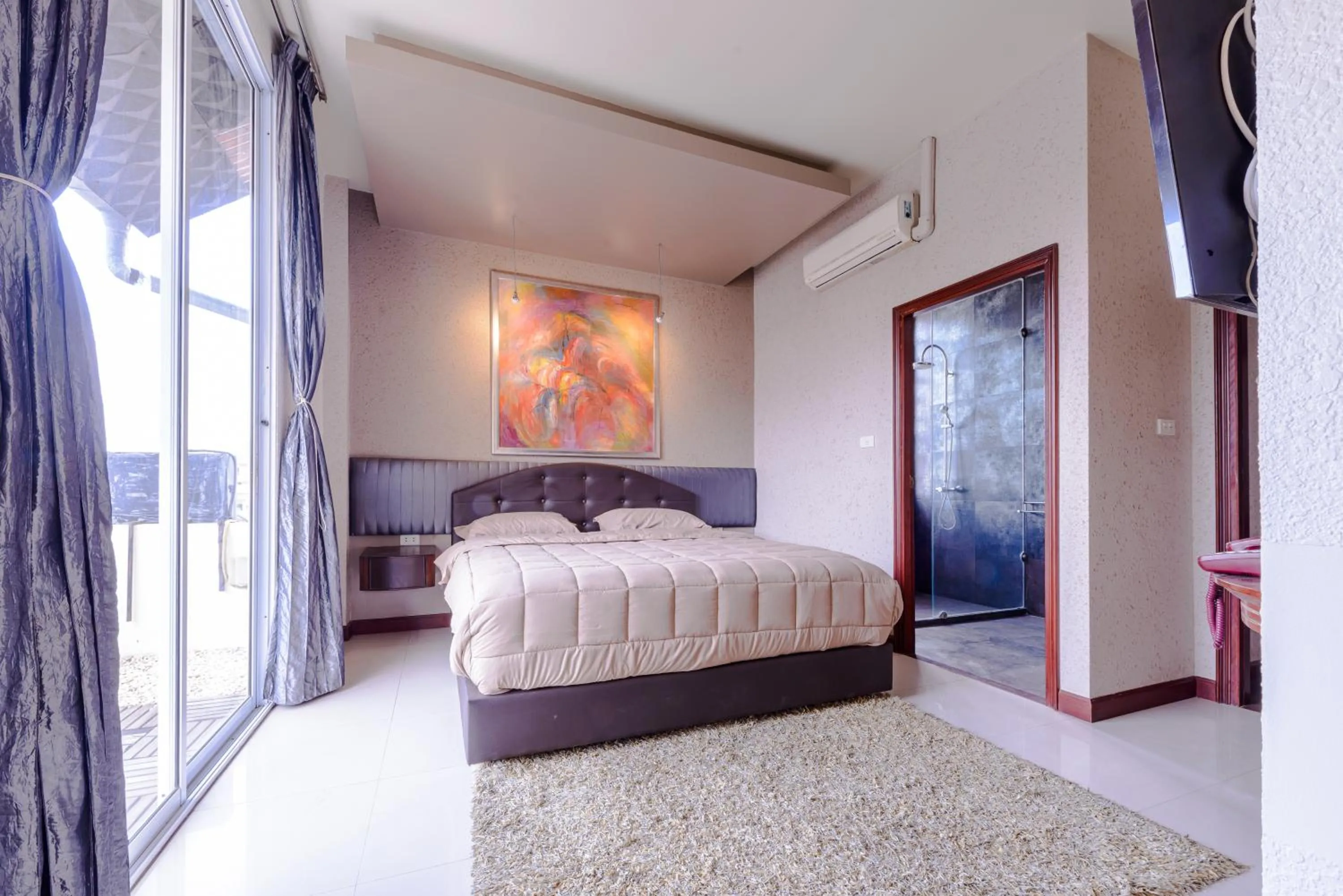 Photo of the whole room, Bed in Pasadena Lodge