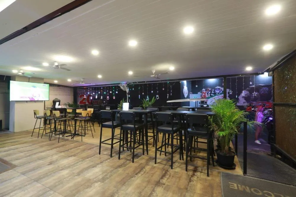 Restaurant/places to eat in Pasadena Lodge