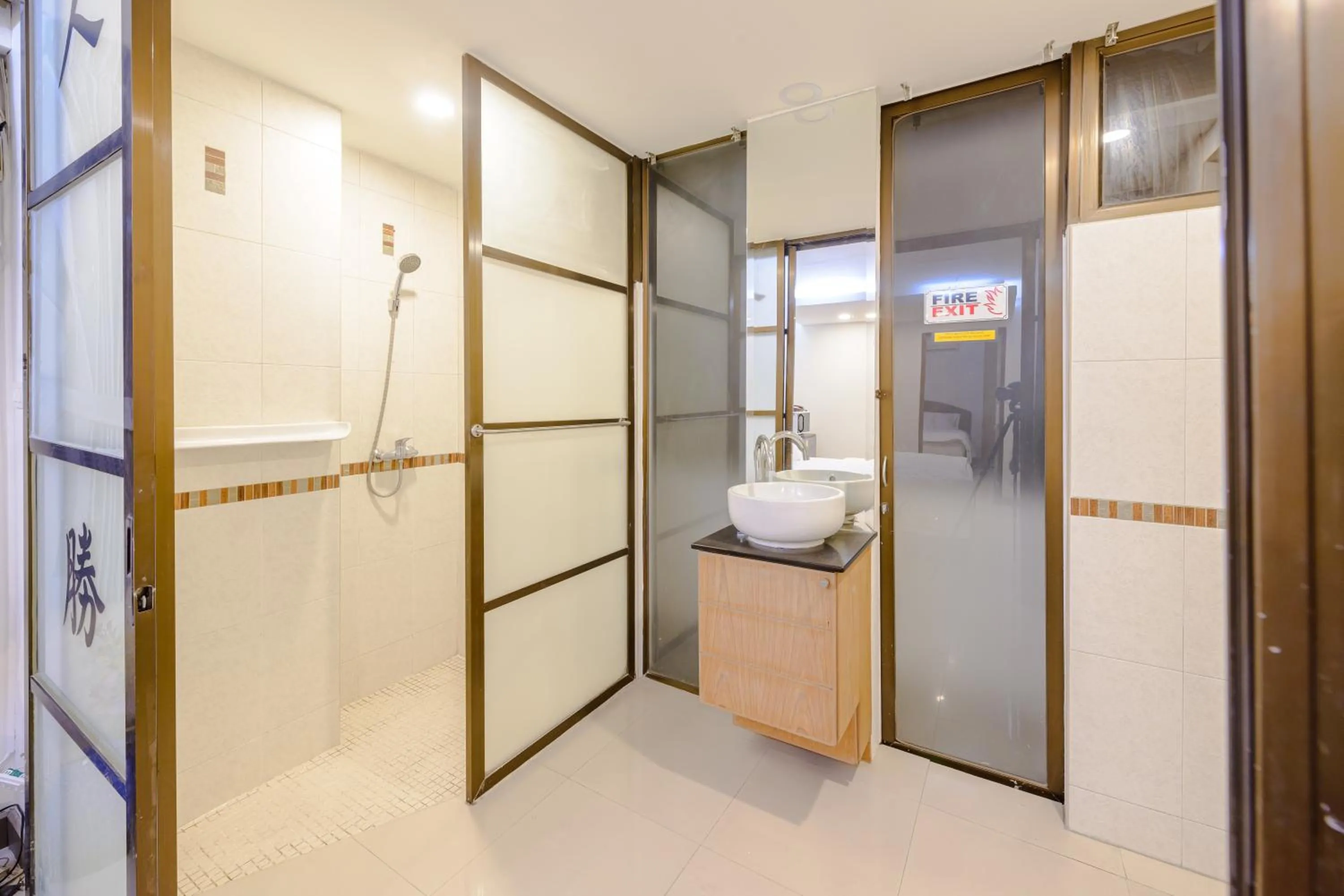 Bathroom in Pasadena Lodge