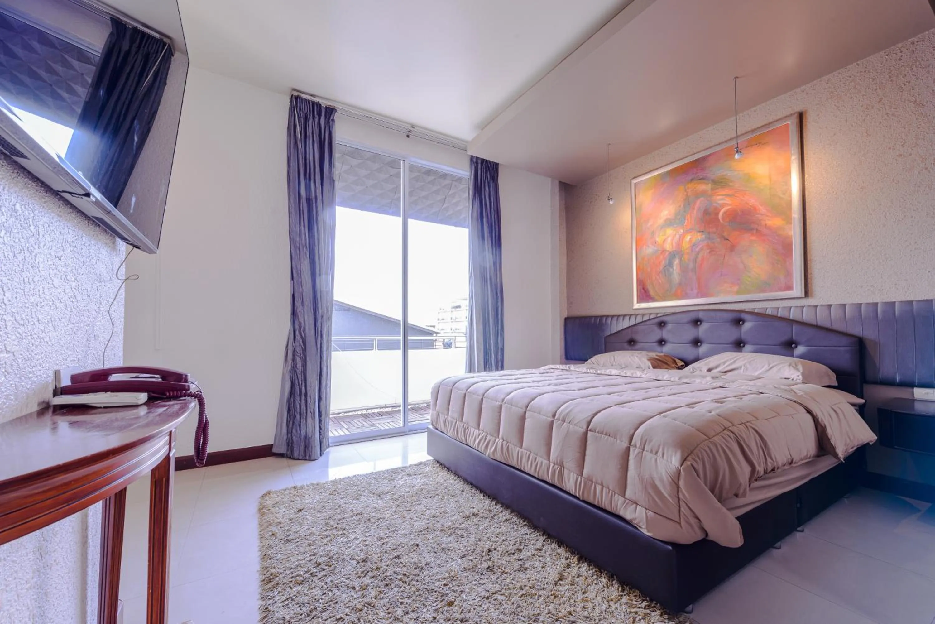 Bed in Pasadena Lodge