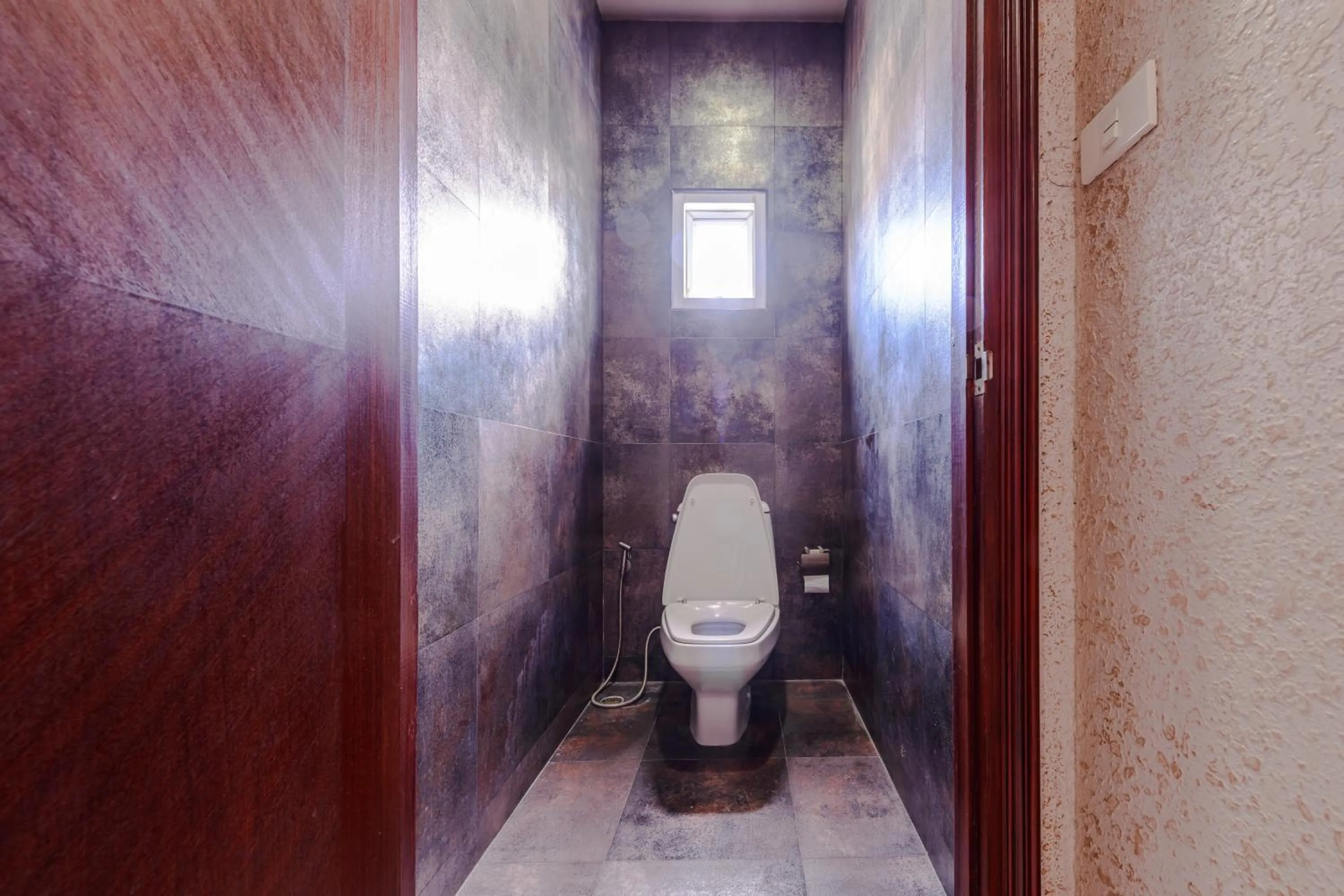 Toilet in Pasadena Lodge