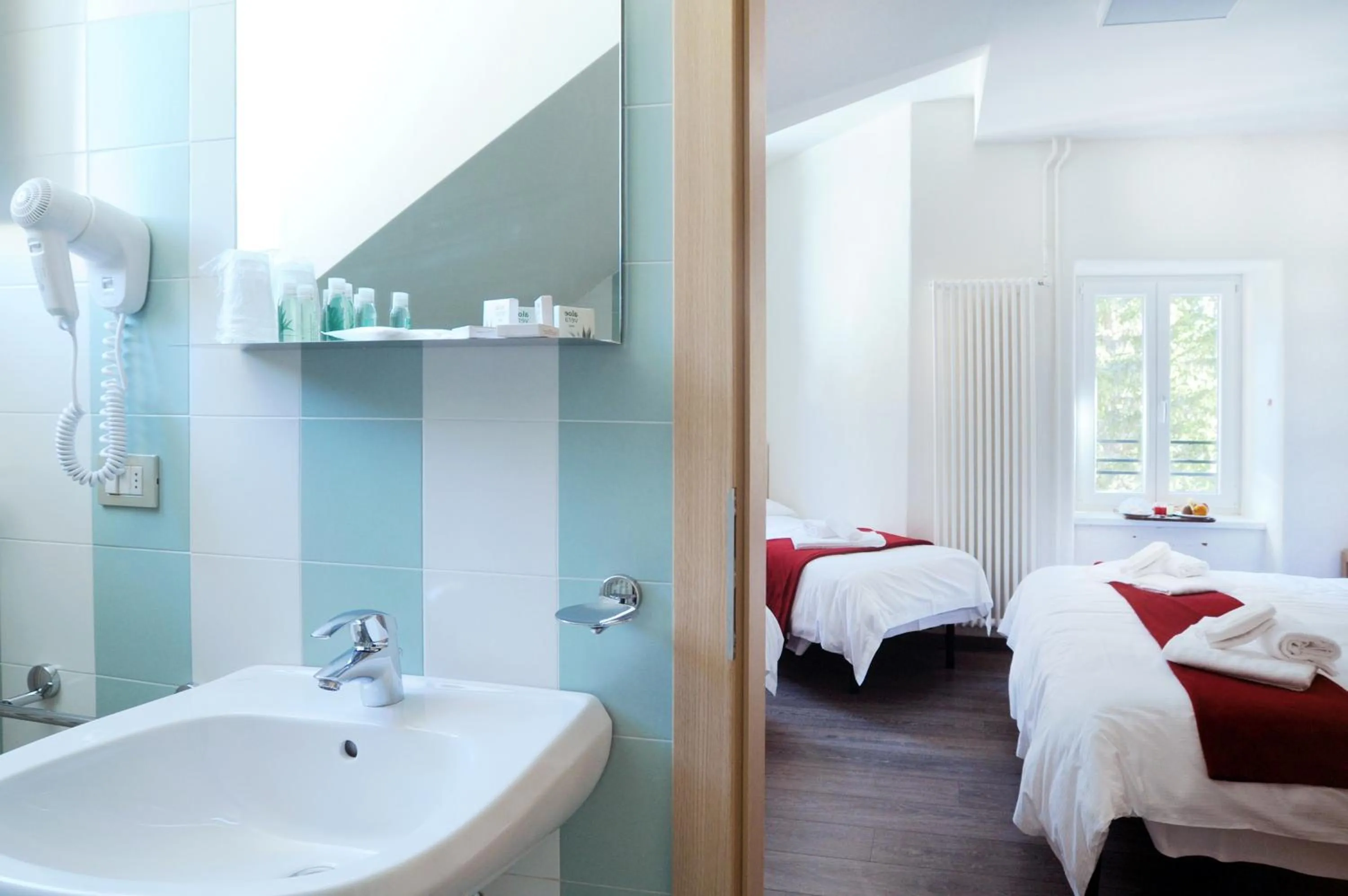 Shower, Bed in Hotel Croda Rossa