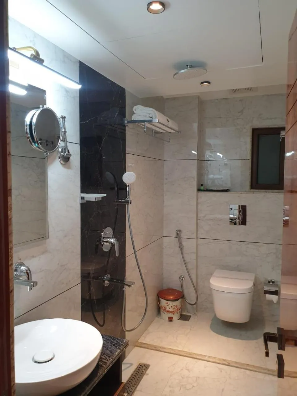 Shower in HOTEL SUNCITY PALACE