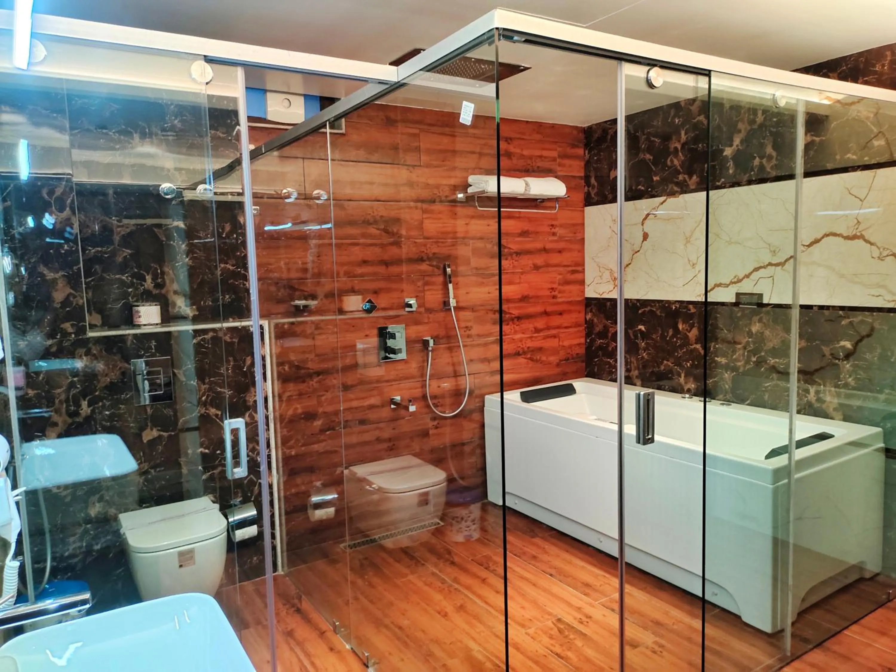 Shower in HOTEL SUNCITY PALACE