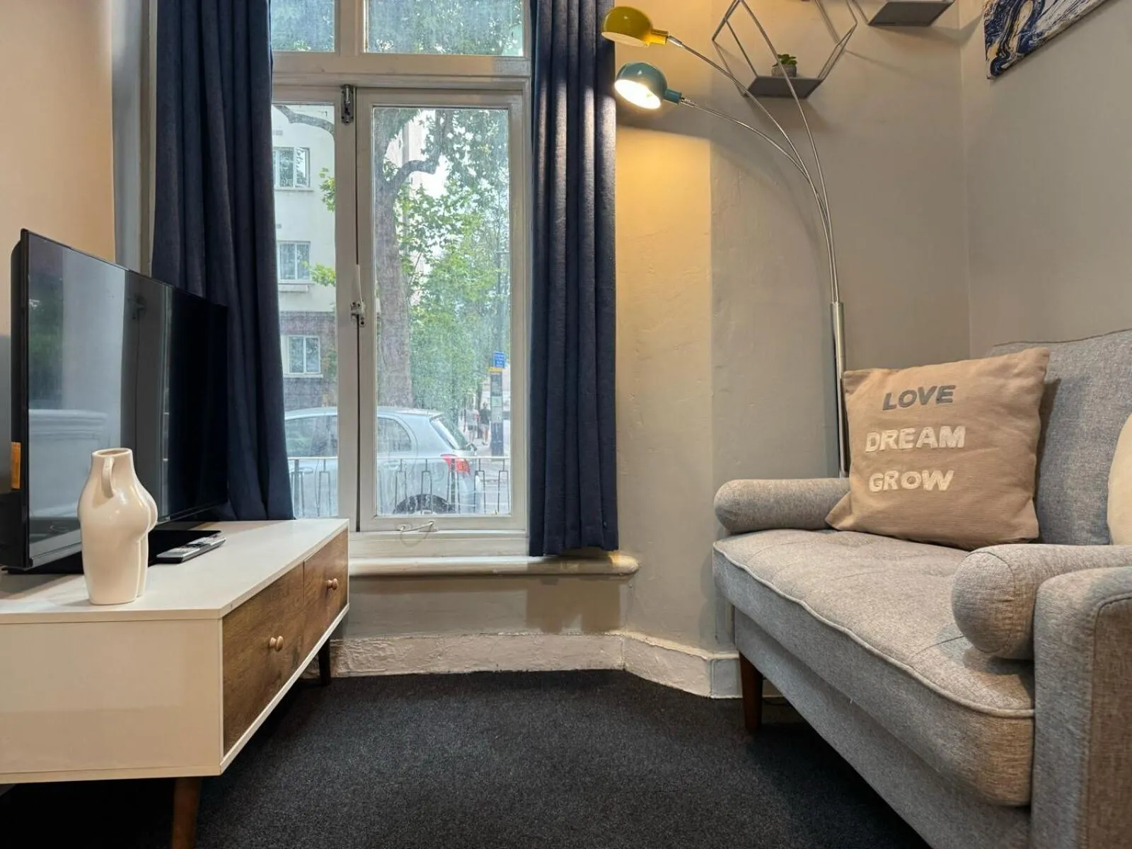 Bedroom in Modern Studios Close To Hyde Park