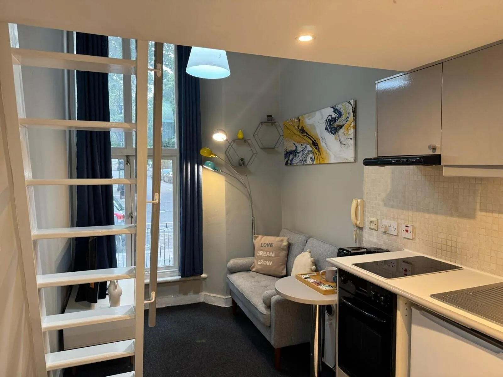 Bedroom in Modern Studios Close To Hyde Park