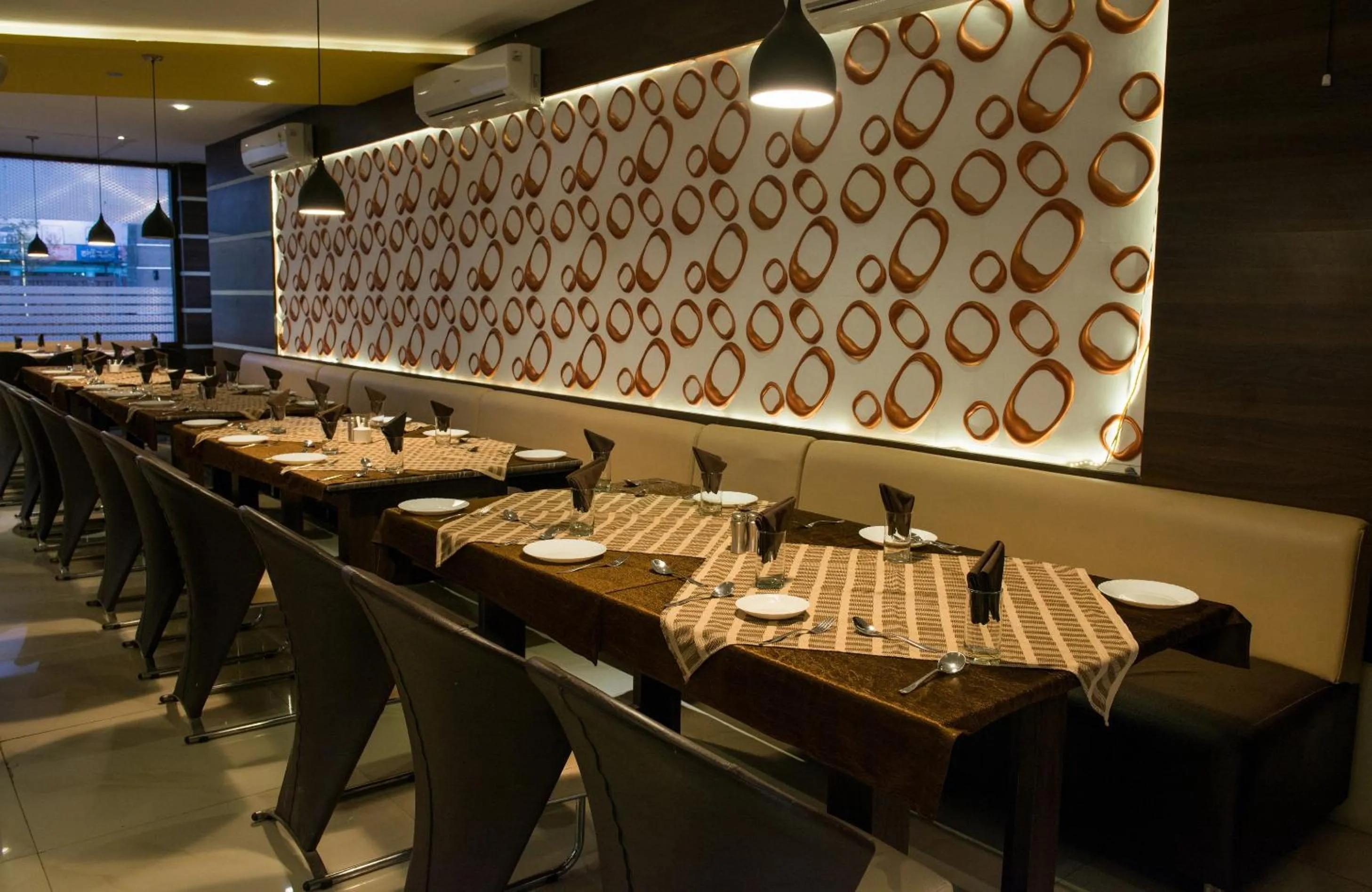 Restaurant/places to eat in Hotel Balaji Central