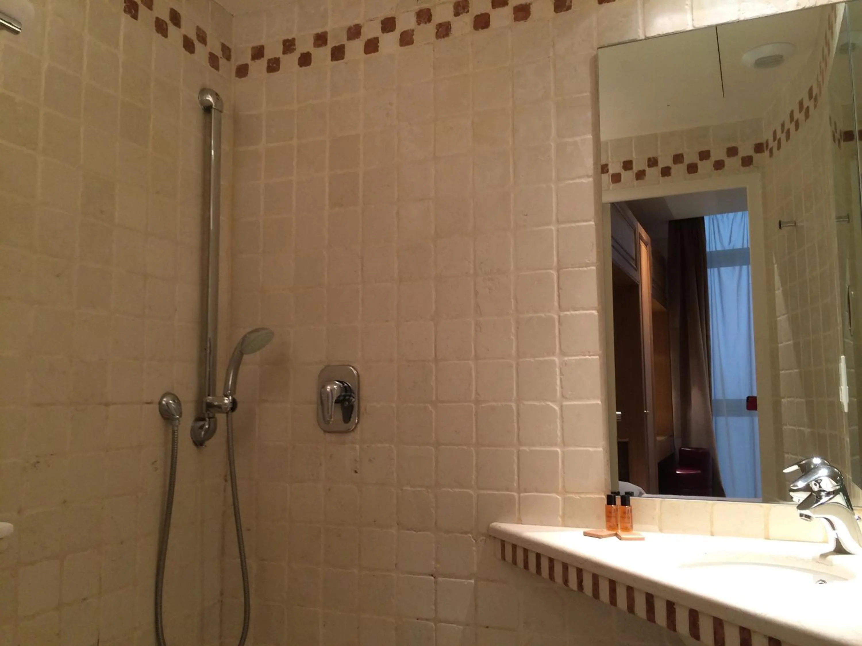 Bathroom in Hôtel du Vieux Marais