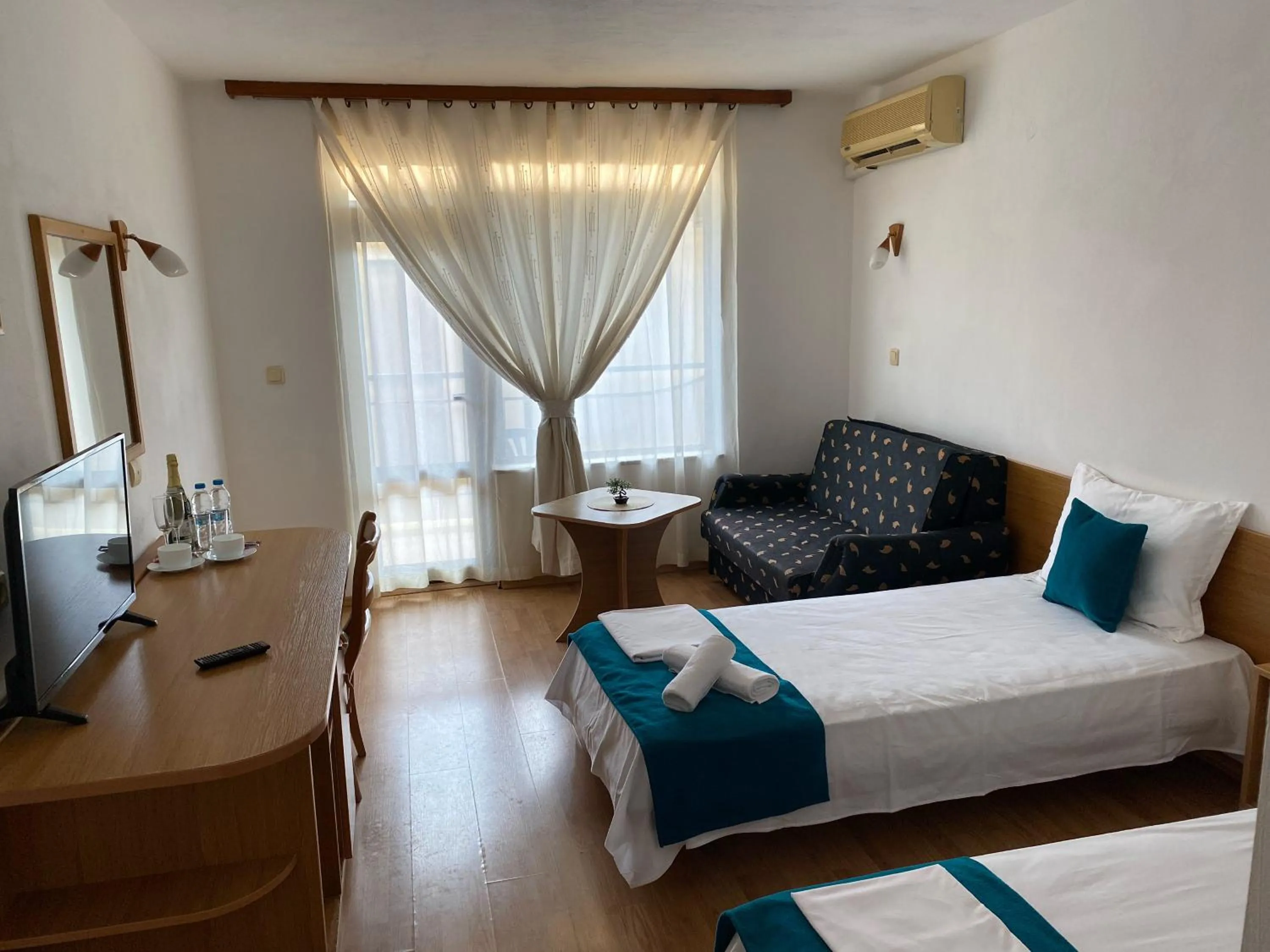 Photo of the whole room, Bed in SUNARITA