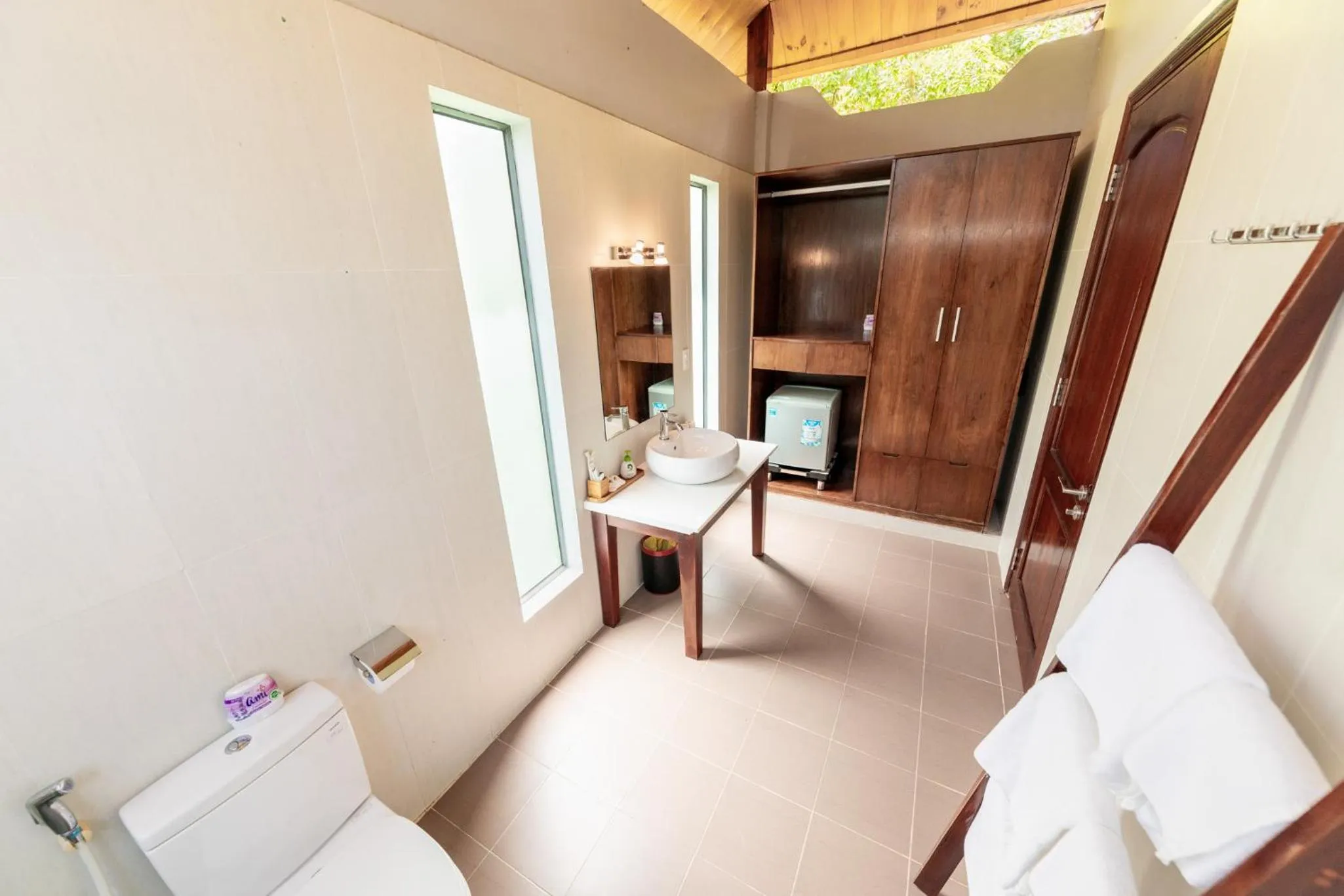 Toilet, Bed in Emerald Garden Retreat