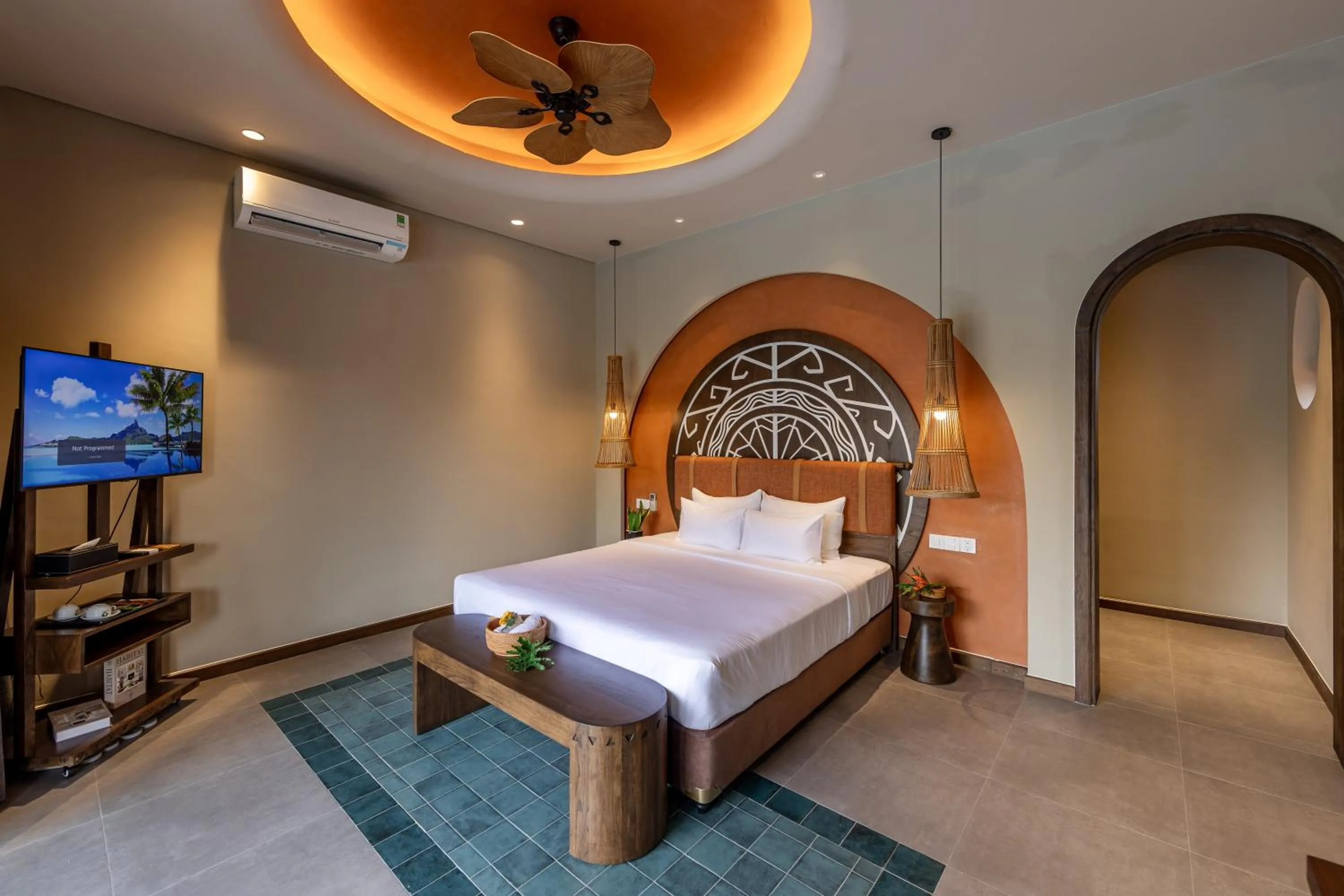 Photo of the whole room, Bed in Emerald Garden Retreat