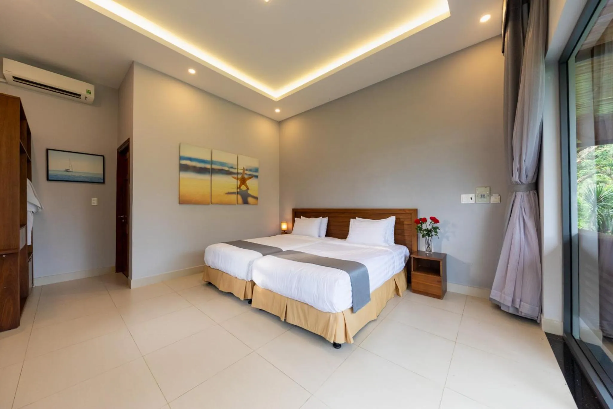 Photo of the whole room, Bed in Emerald Garden Retreat