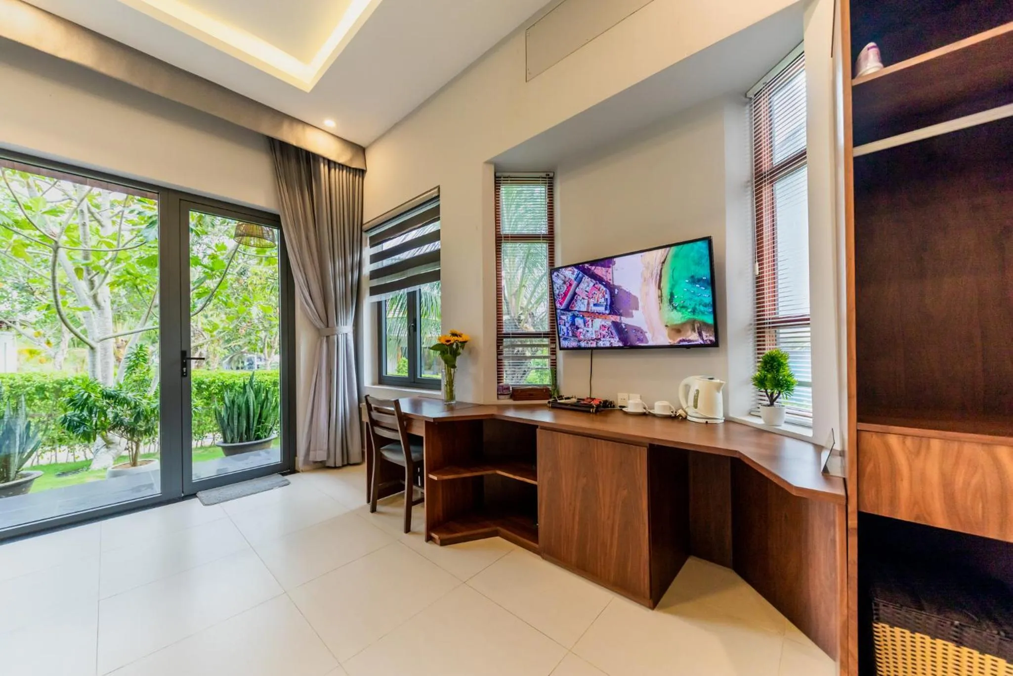 TV and multimedia in Emerald Garden Retreat