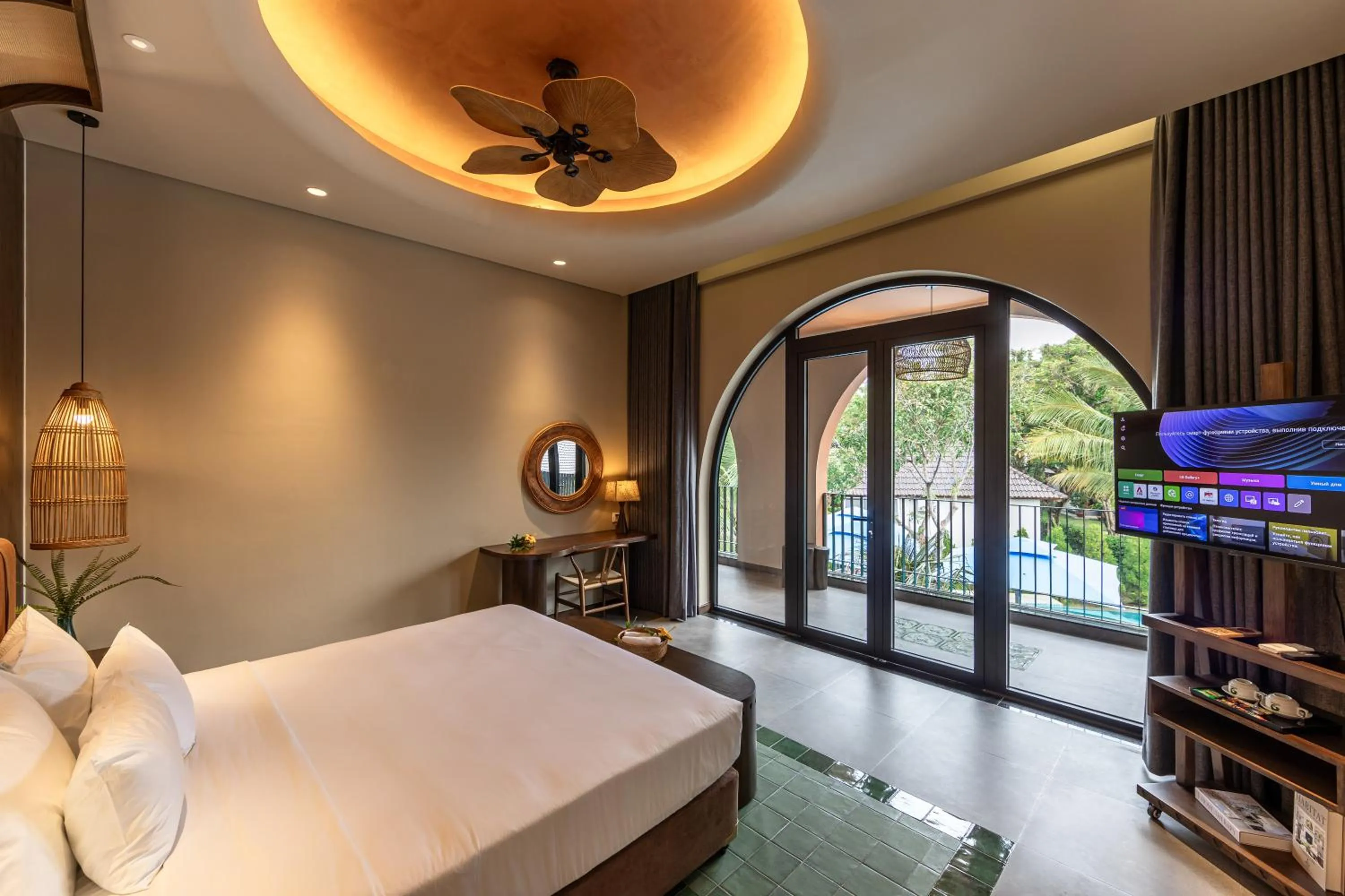 Photo of the whole room, Bed in Emerald Garden Retreat