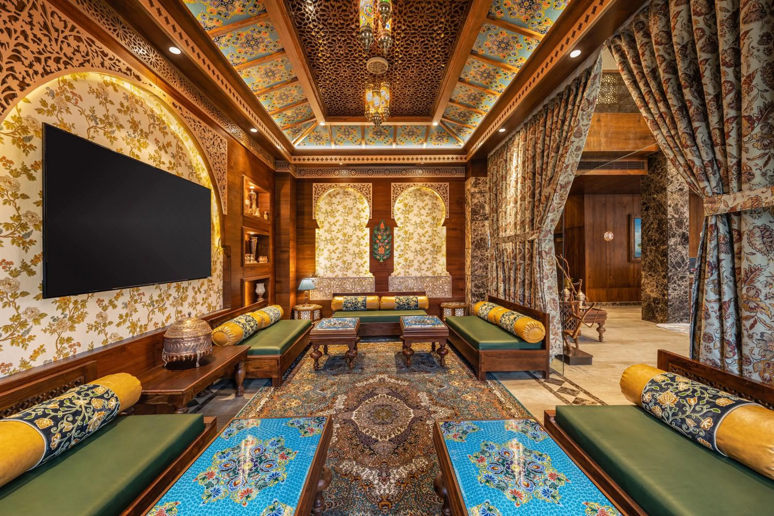 Communal lounge/ TV room in WelcomHeritage Grand, Srinagar