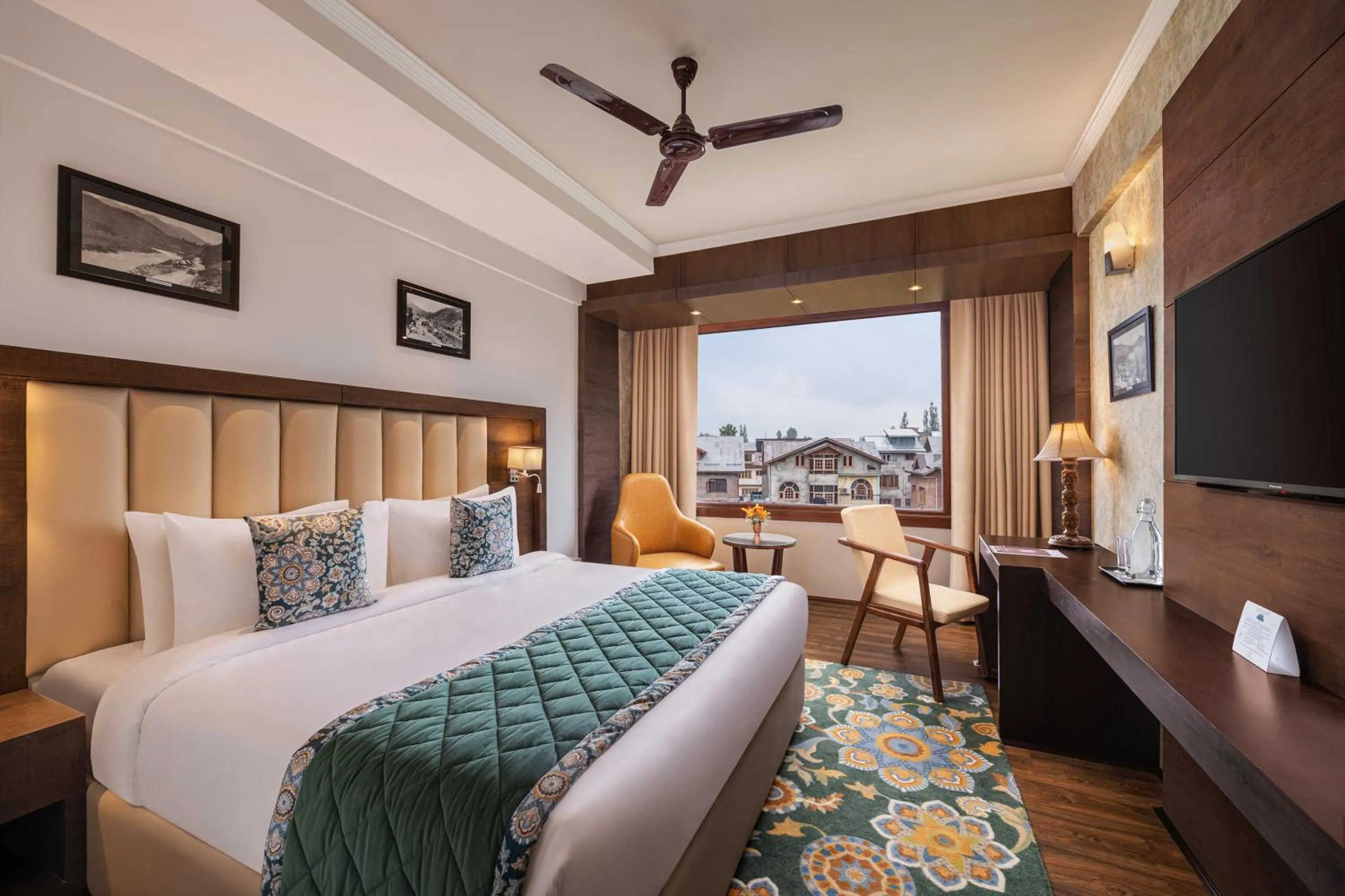 Communal lounge/ TV room, Bed in WelcomHeritage Grand, Srinagar