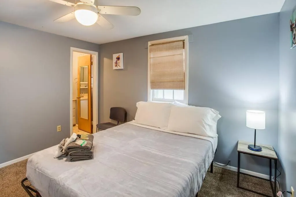 Bed in Centric Ranch in the South ave by Dwtn/UofR/Arpt