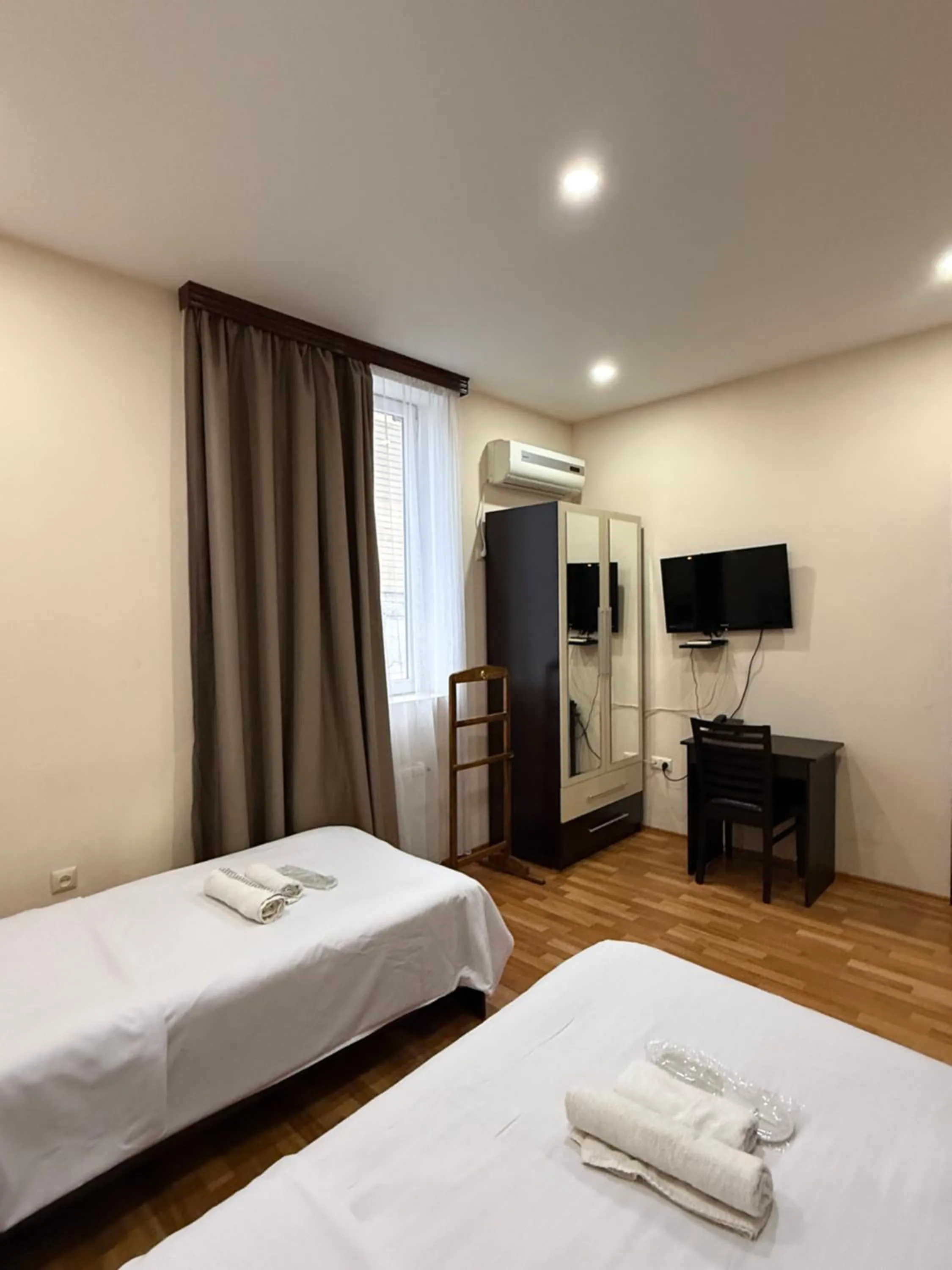 wardrobe, Bed in Hotel Max Comfort