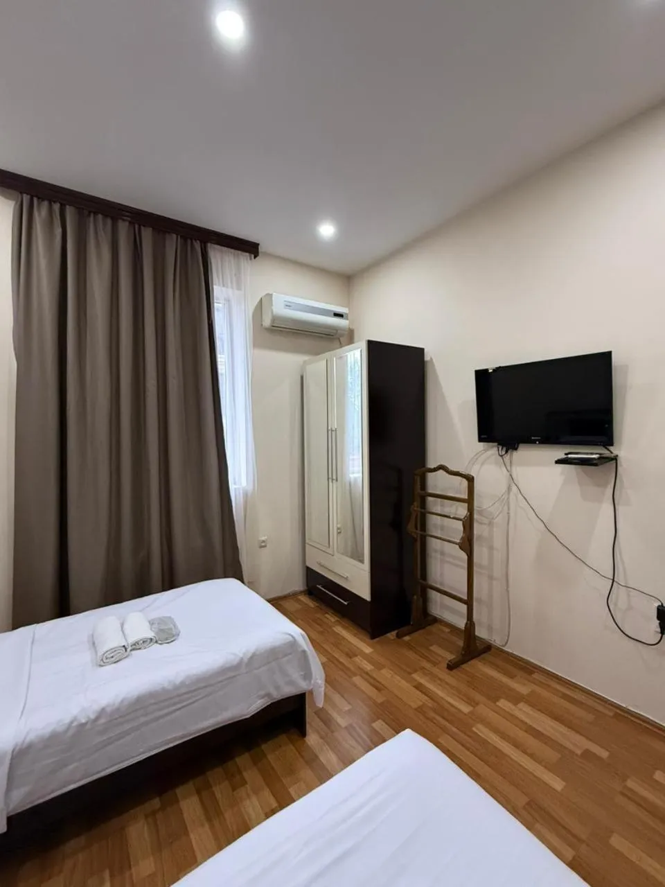 wardrobe, Bed in Hotel Max Comfort