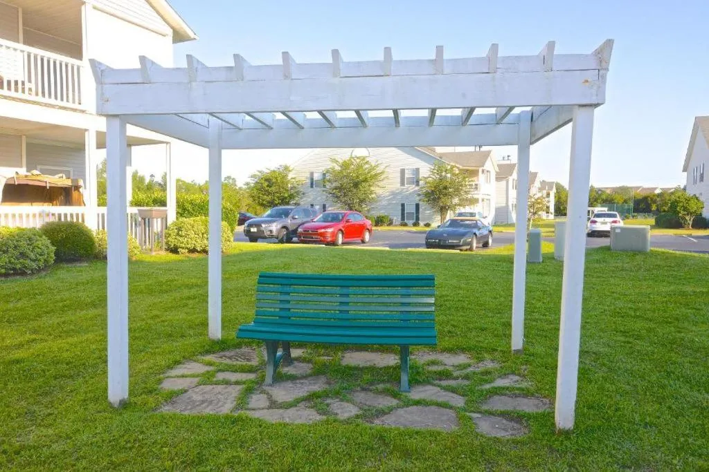3b/2b w/ Pool & Tennis Court, Sleeps 6
