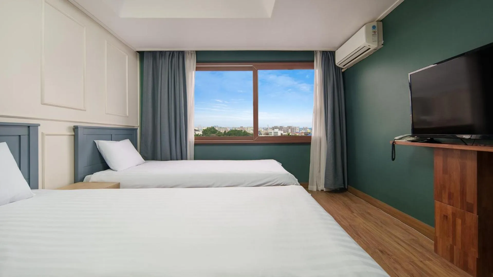 Photo of the whole room, Bed in Hiker Hotel