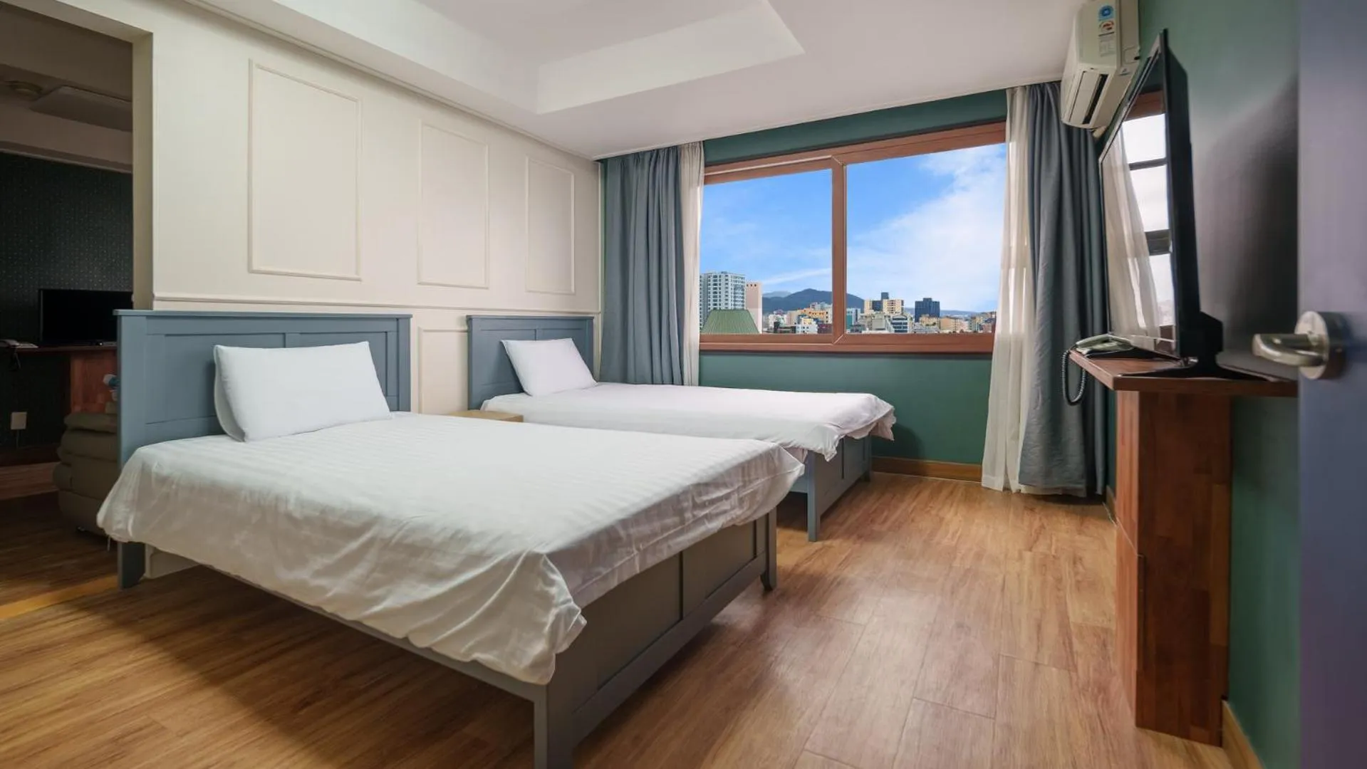 Photo of the whole room, Bed in Hiker Hotel