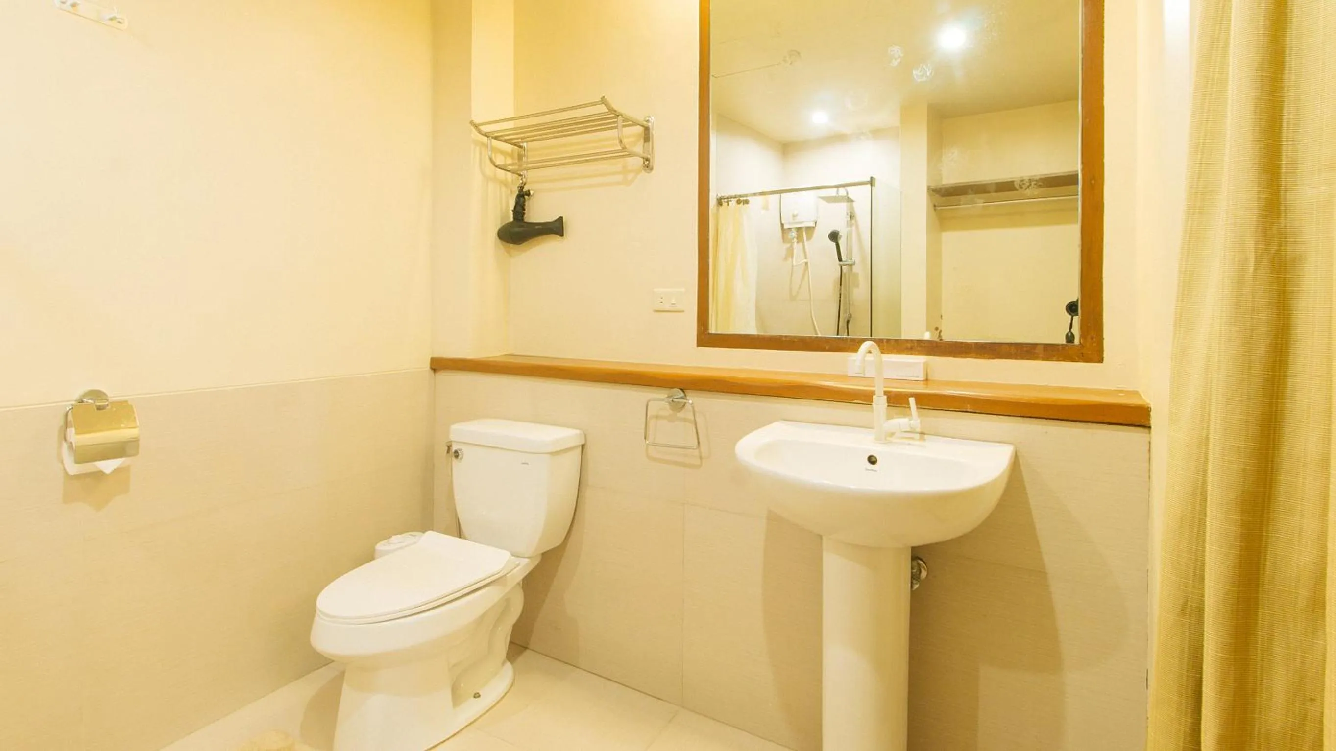 Bathroom in RedDoorz Premium at Anisabel Suites Davao City