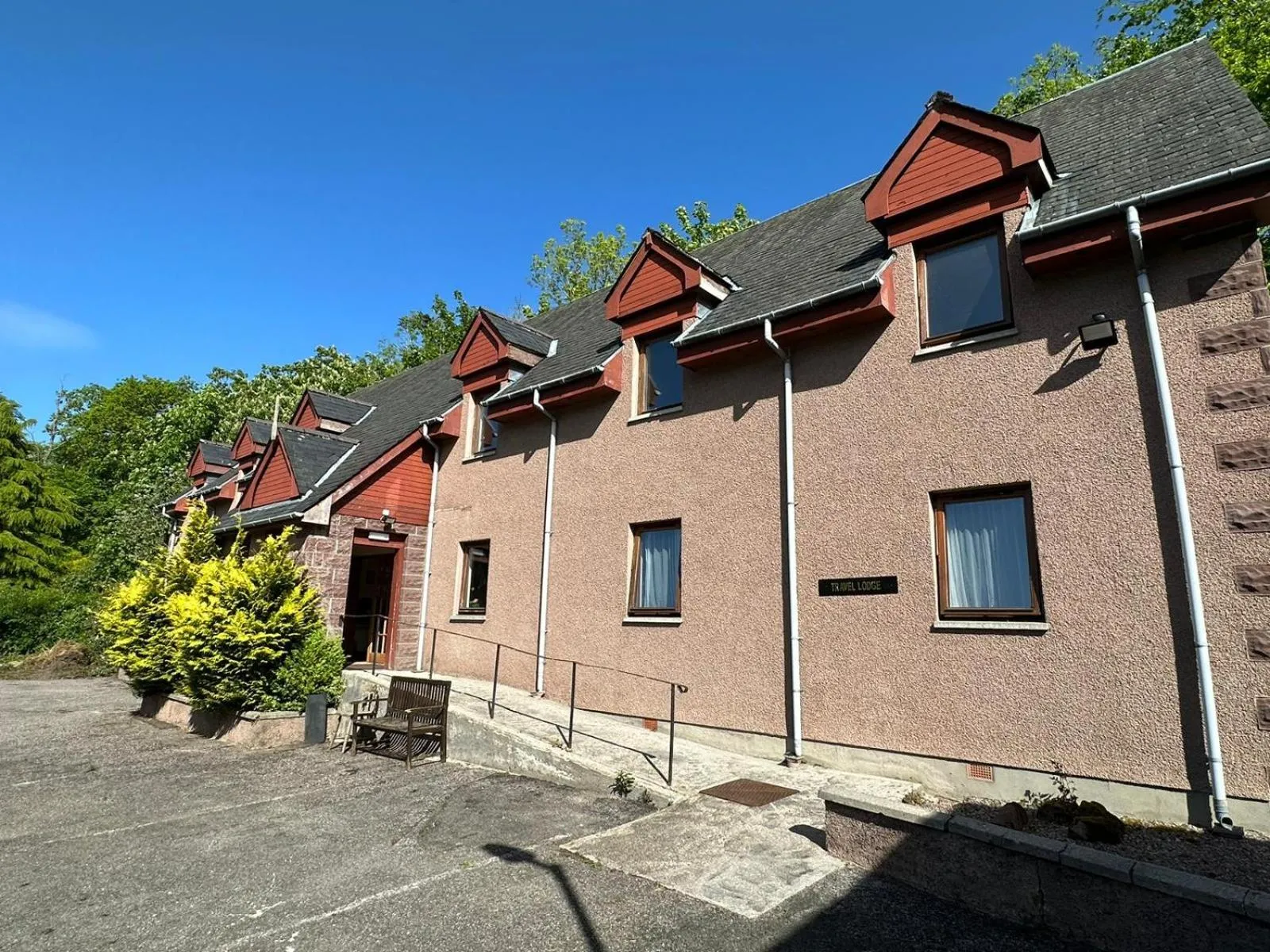 Facade/entrance in OYO Mackay's Travel Lodge Hotel