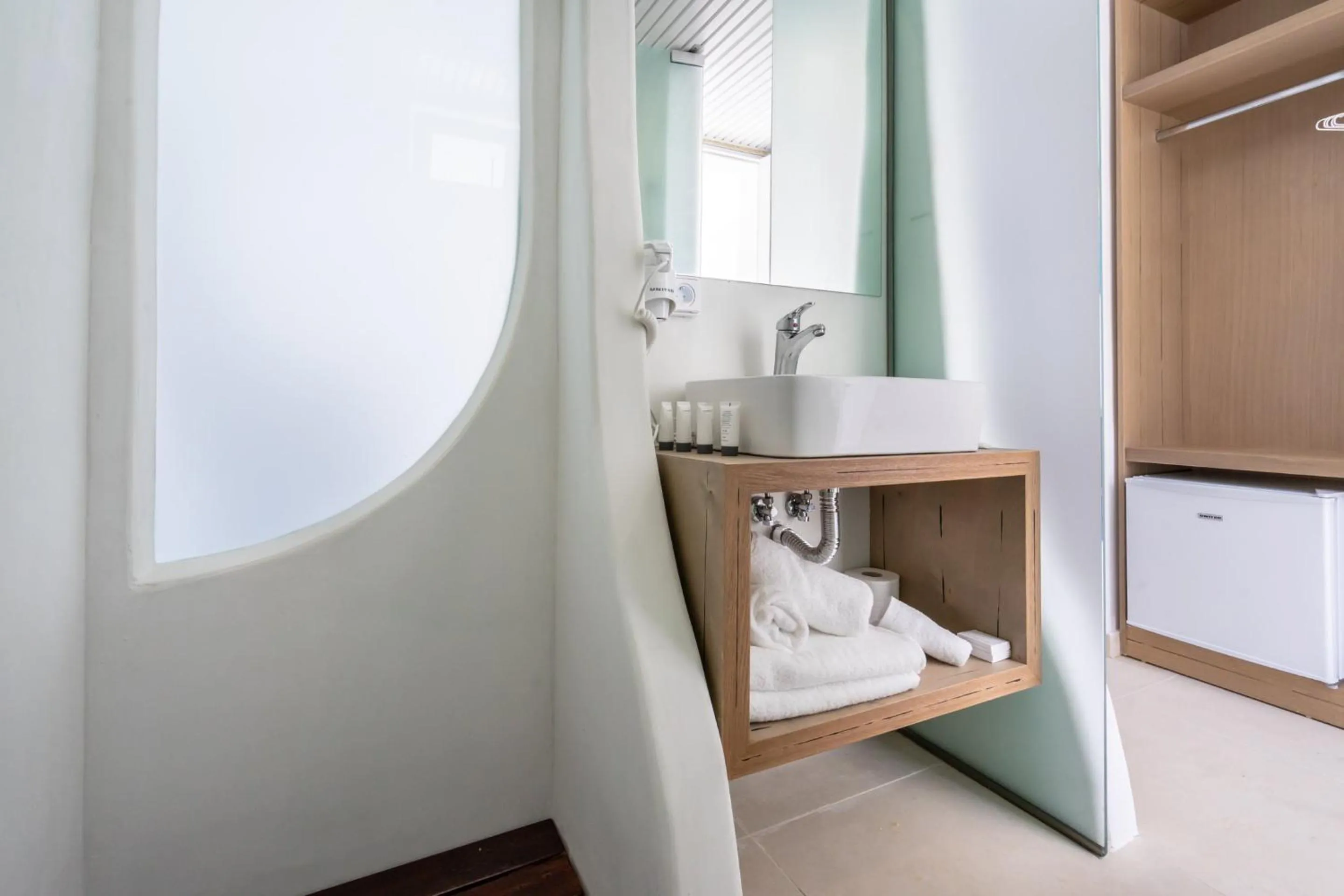 Shower, Bed in Aloe Hotel - Adults Only