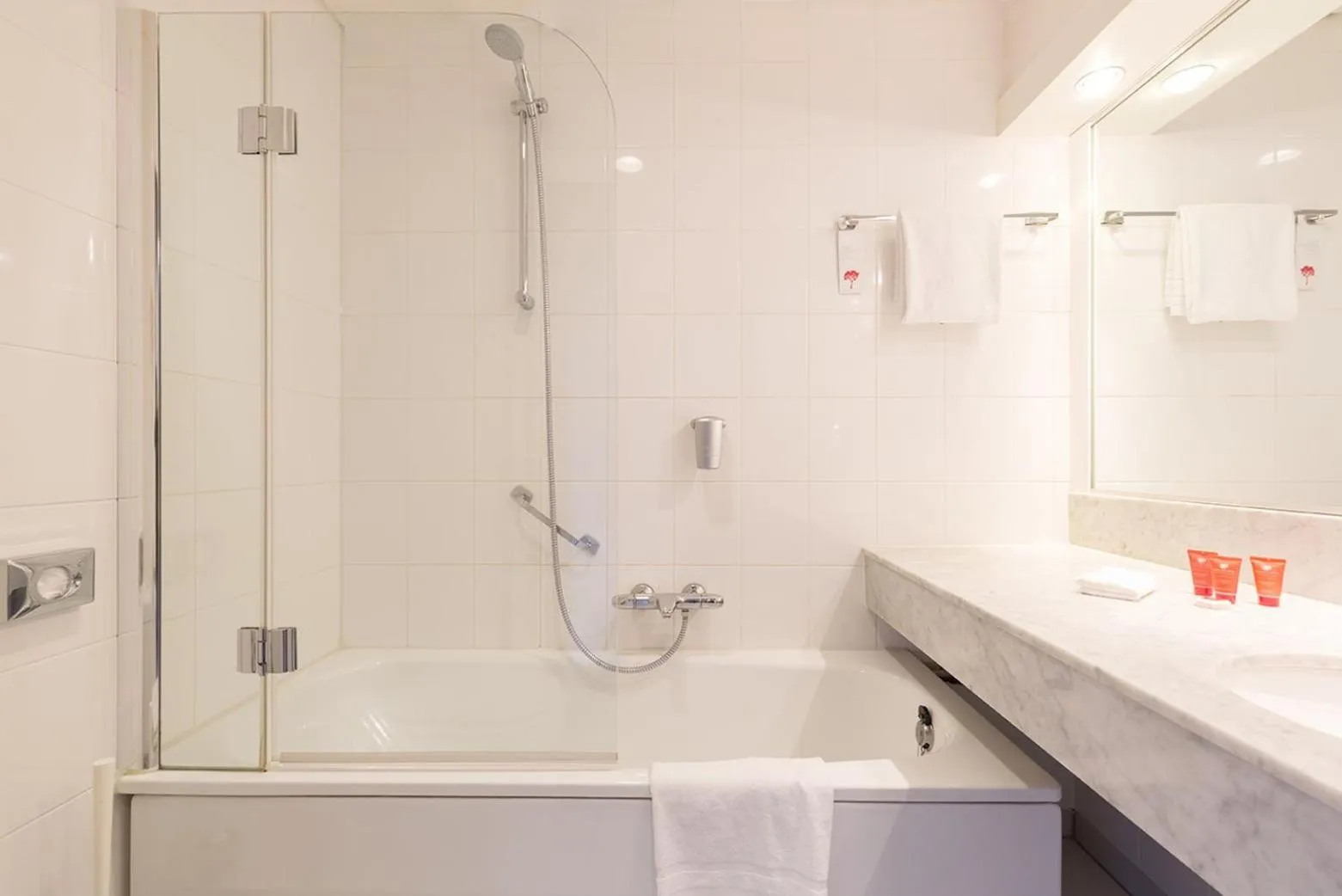 Bathroom in Leonardo Hotel Lelystad City Center