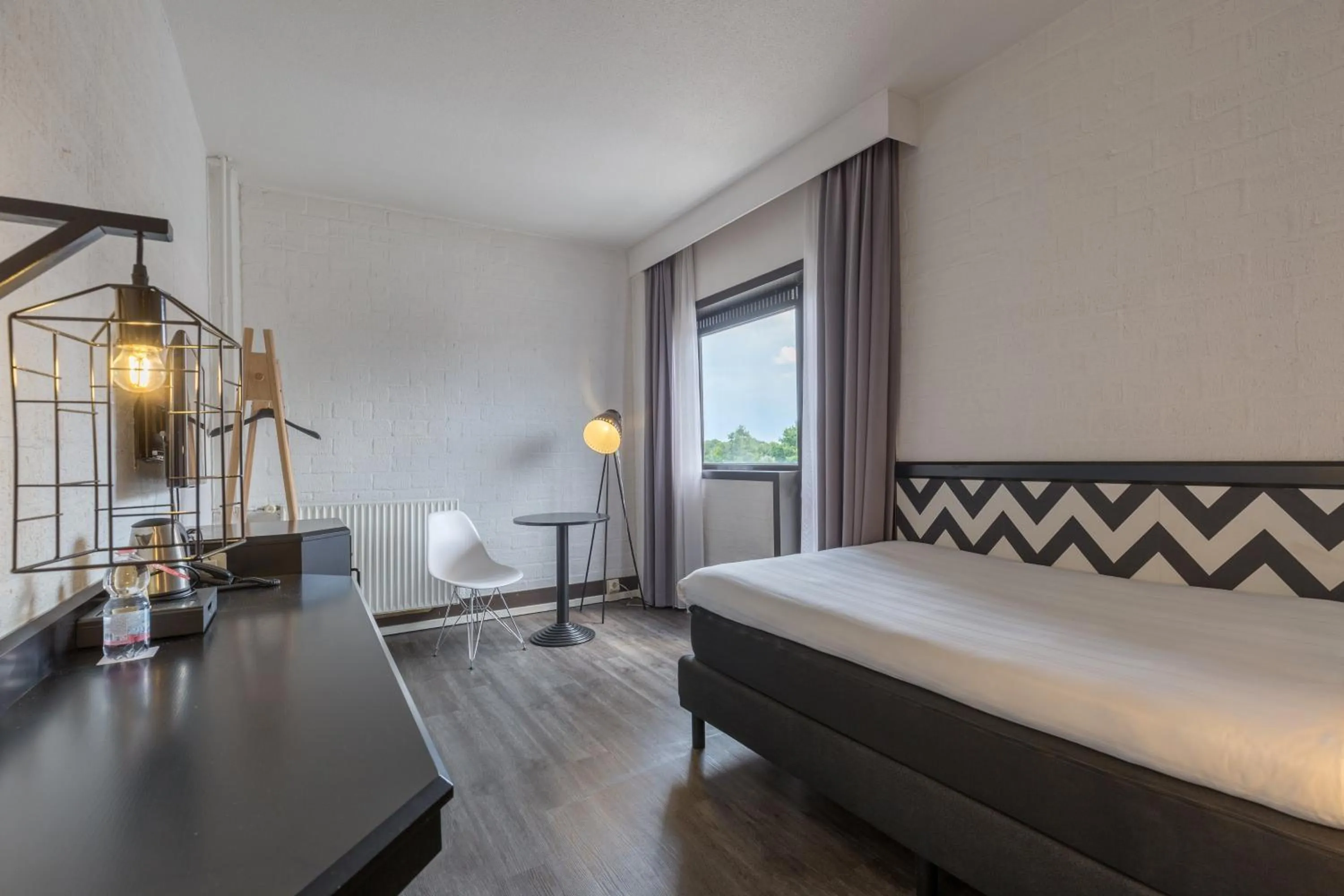 Bedroom, Bed in Leonardo Hotel Lelystad City Center