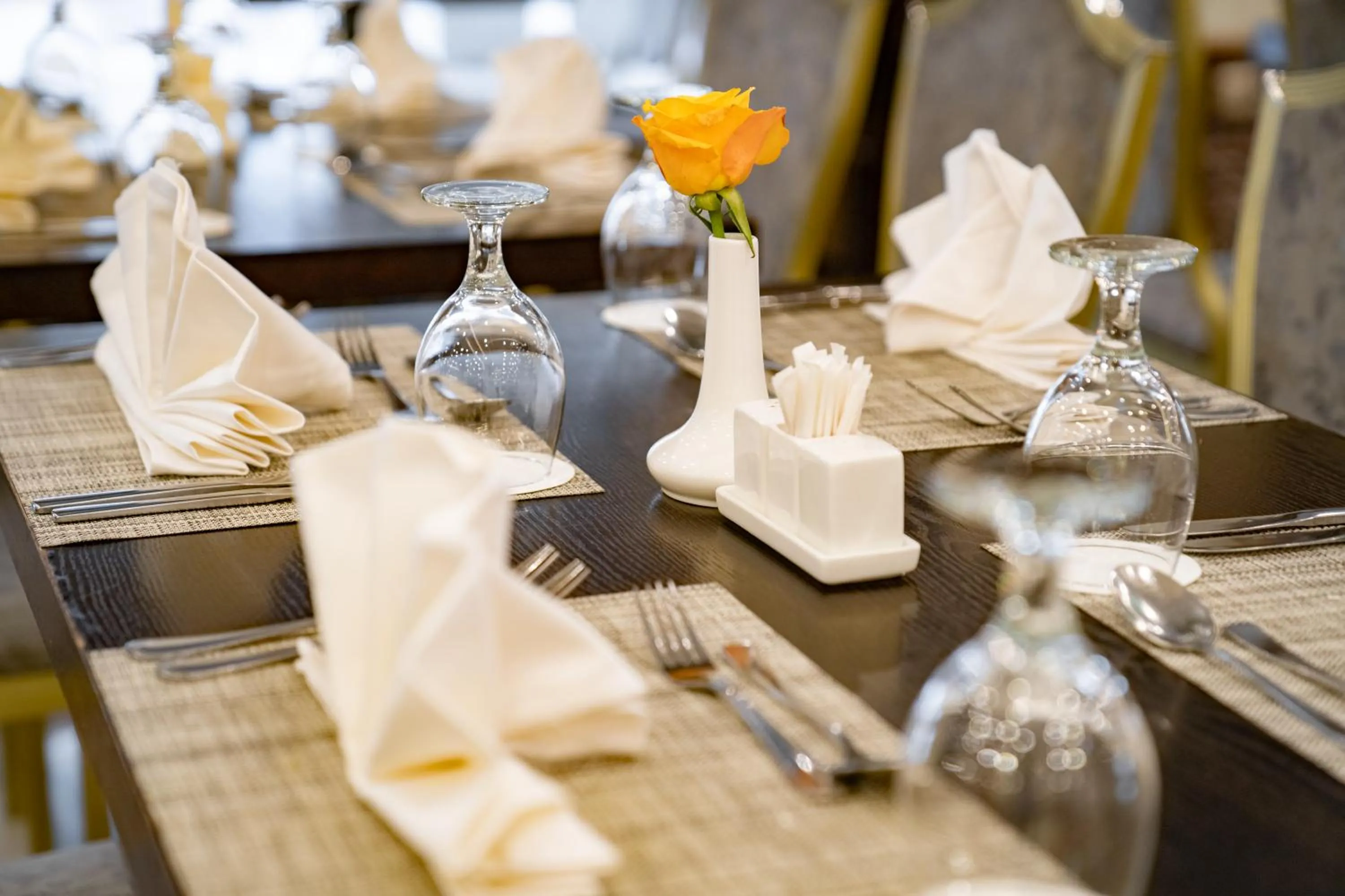 Restaurant/places to eat in Emaar Al Mektan Hotel