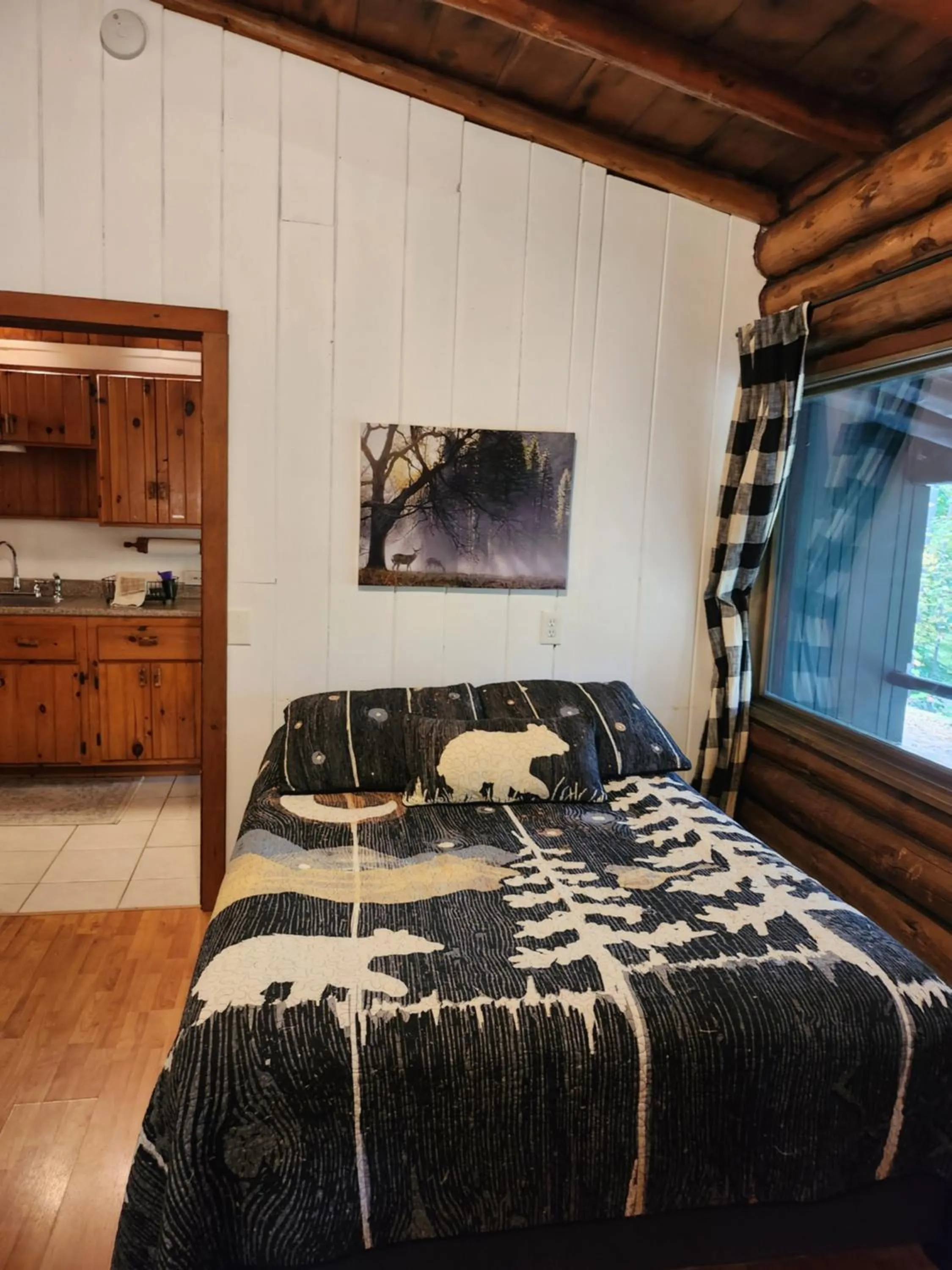 Bed in Adirondack Diamond Point Lodge