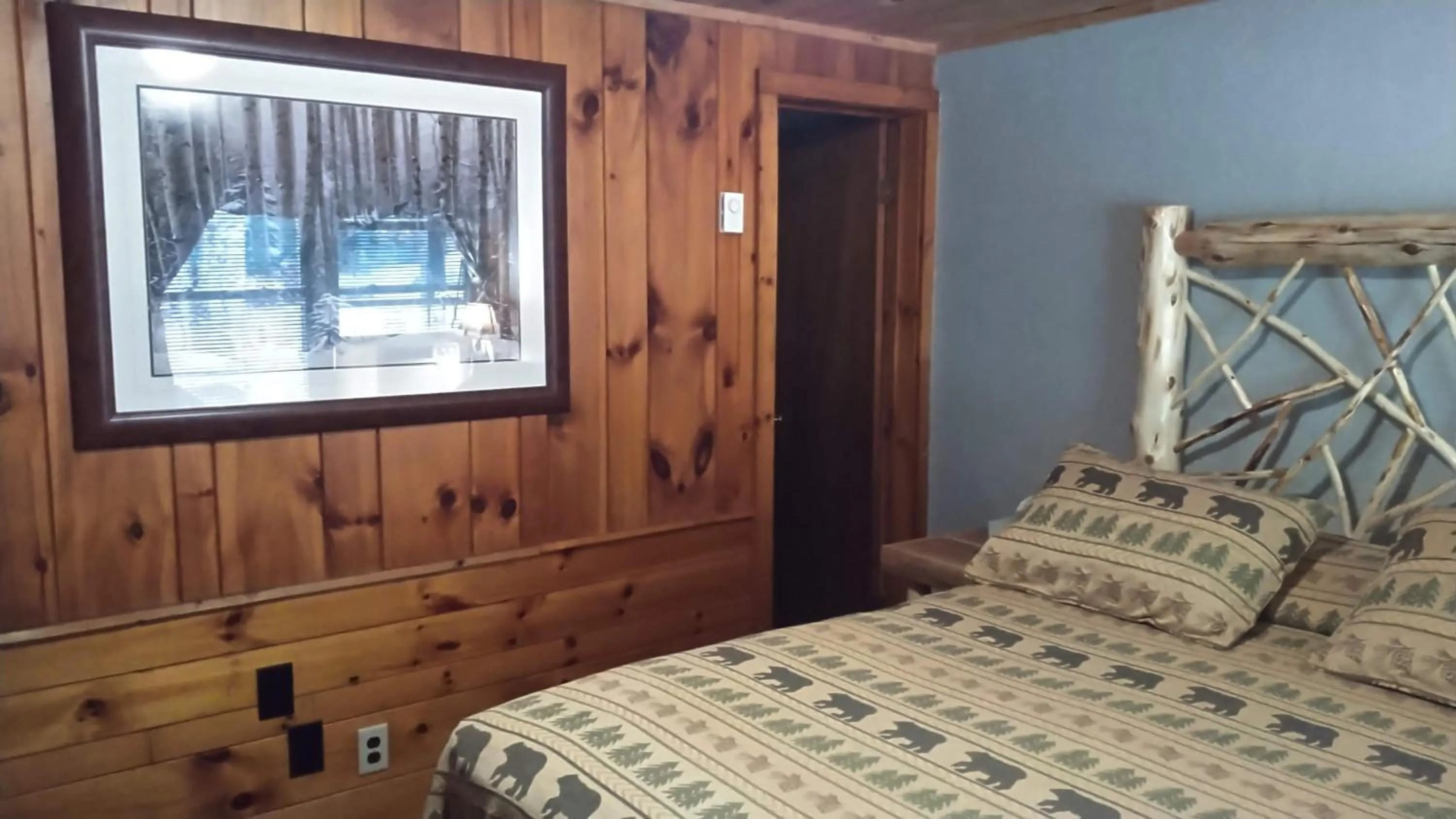 Bed in Adirondack Diamond Point Lodge