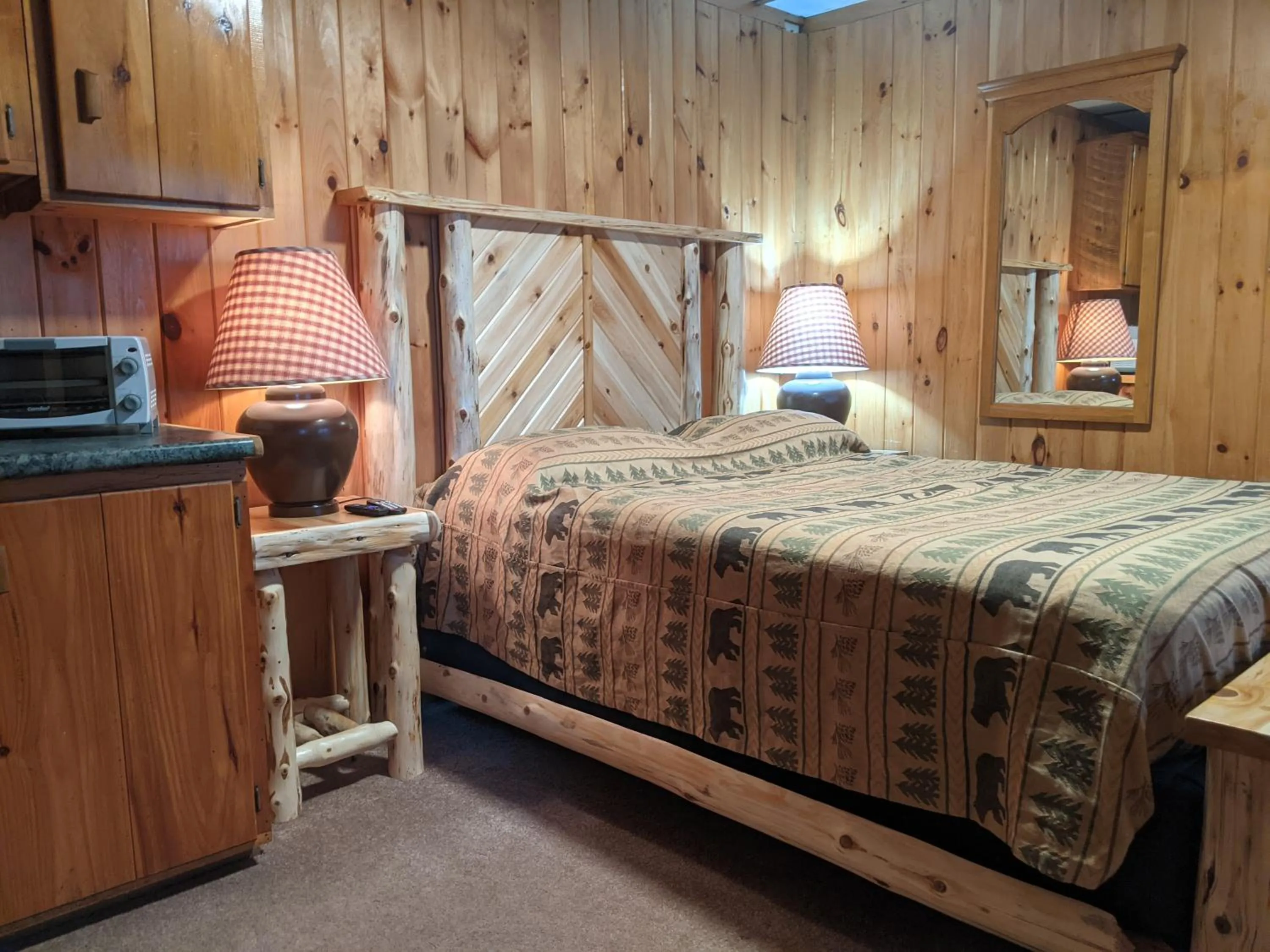 Bedroom, Bed in Adirondack Diamond Point Lodge