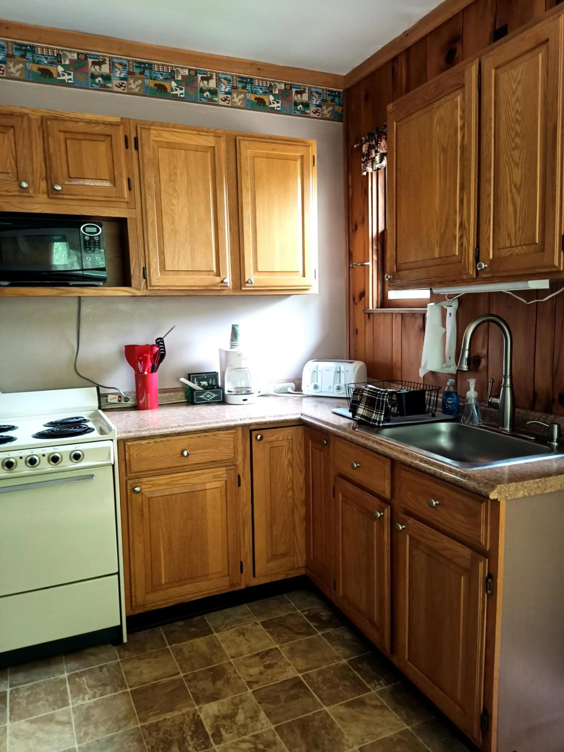 Kitchen or kitchenette in Adirondack Diamond Point Lodge
