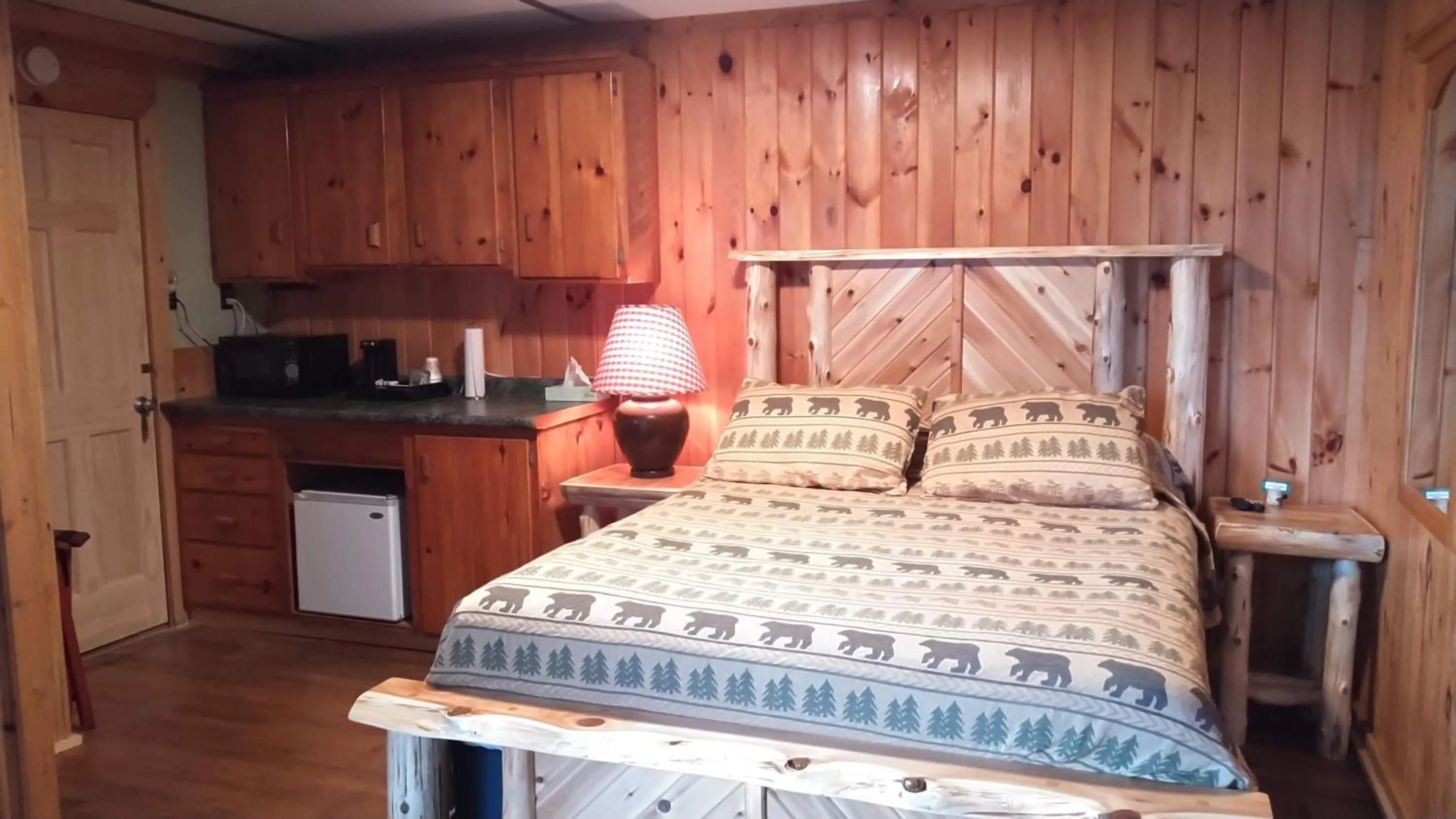 Bed in Adirondack Diamond Point Lodge