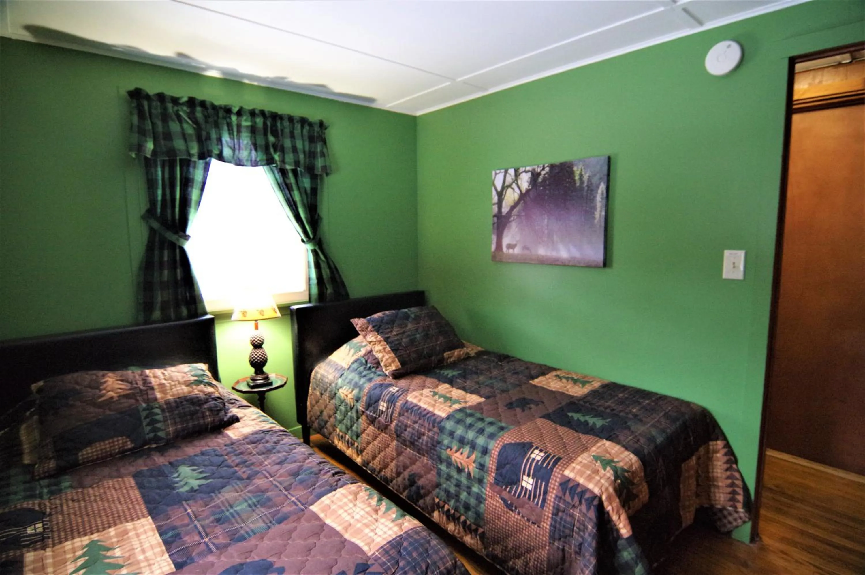 Bed in Adirondack Diamond Point Lodge