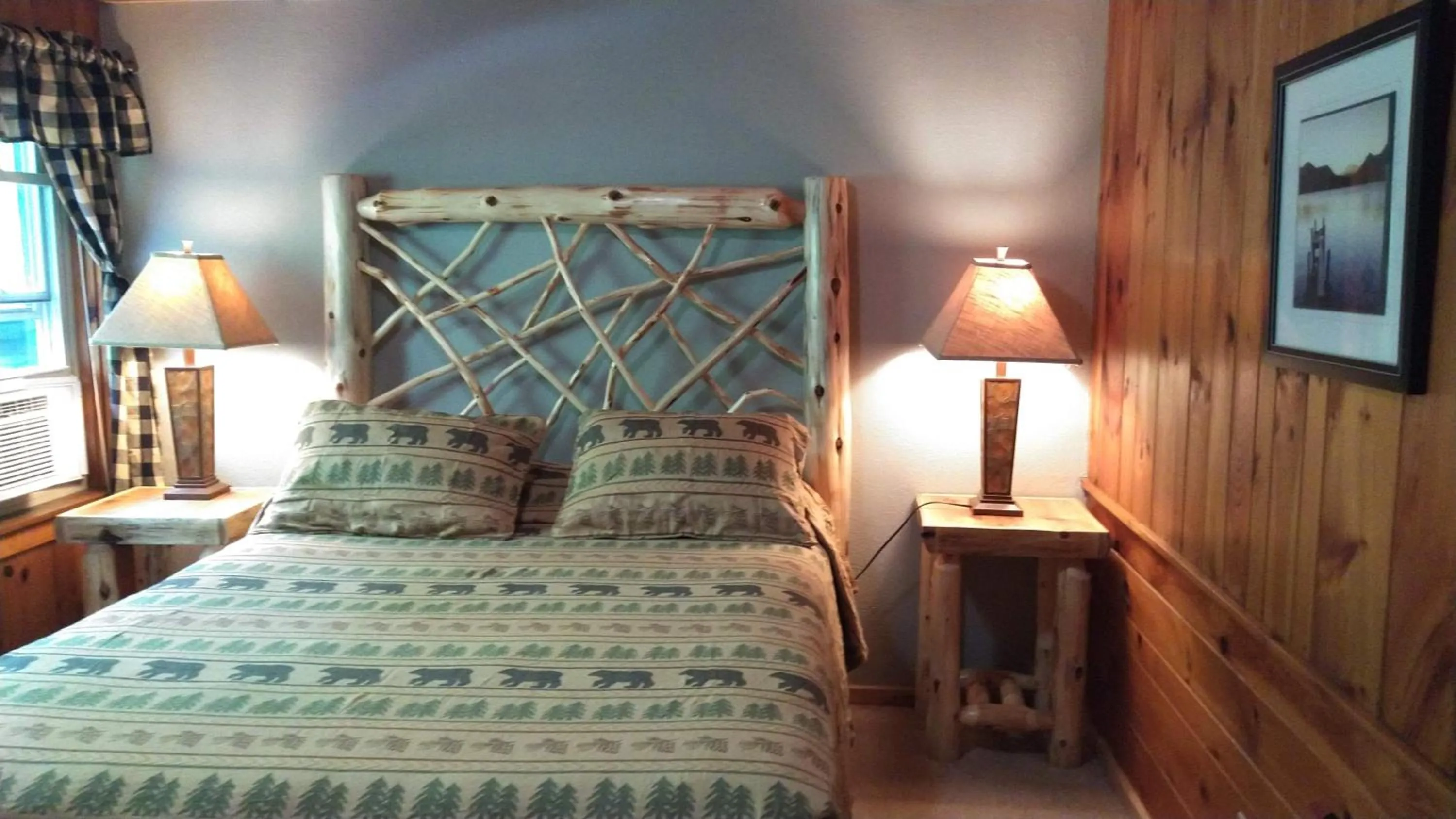 Bed in Adirondack Diamond Point Lodge