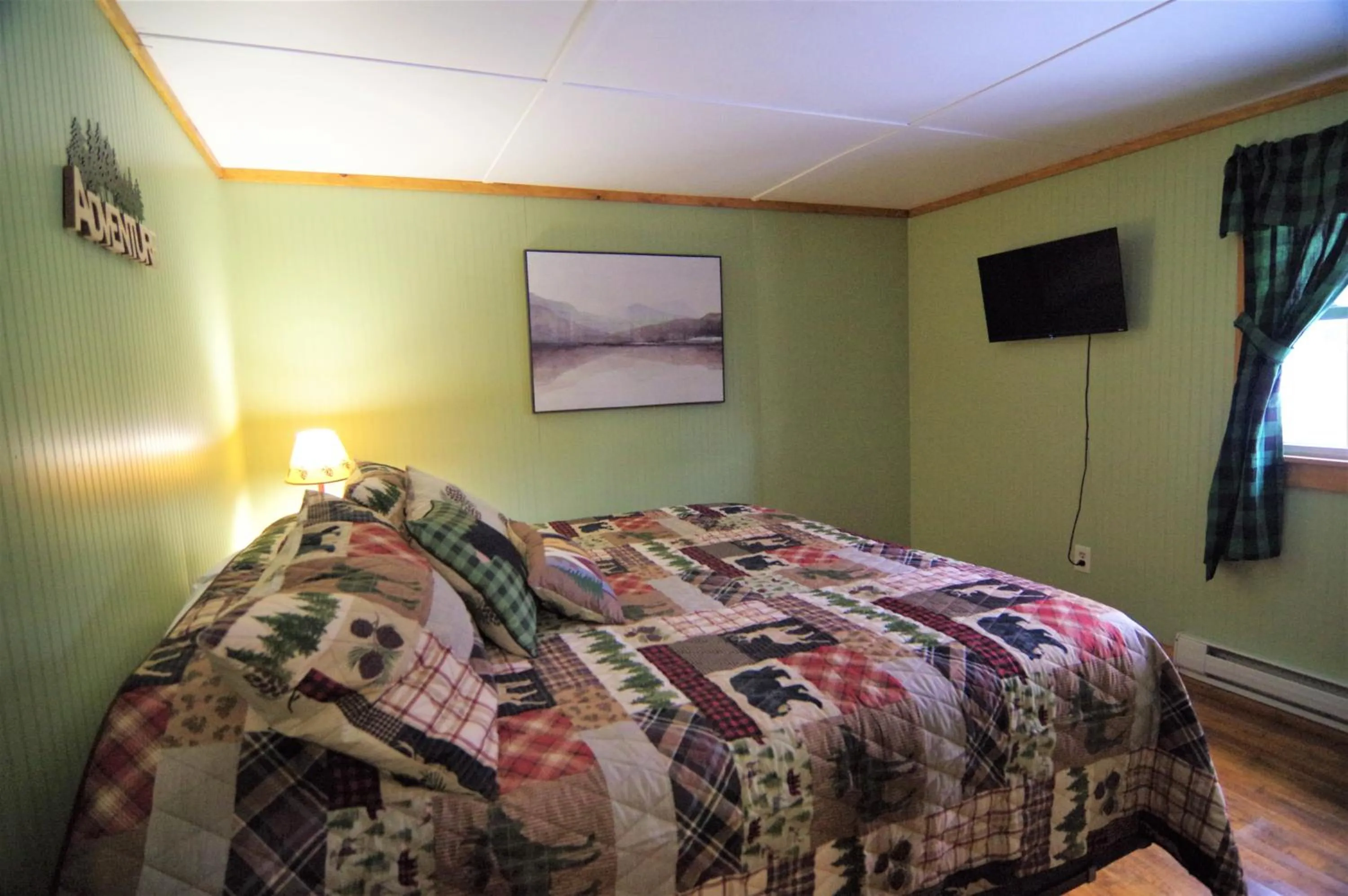 Bed in Adirondack Diamond Point Lodge