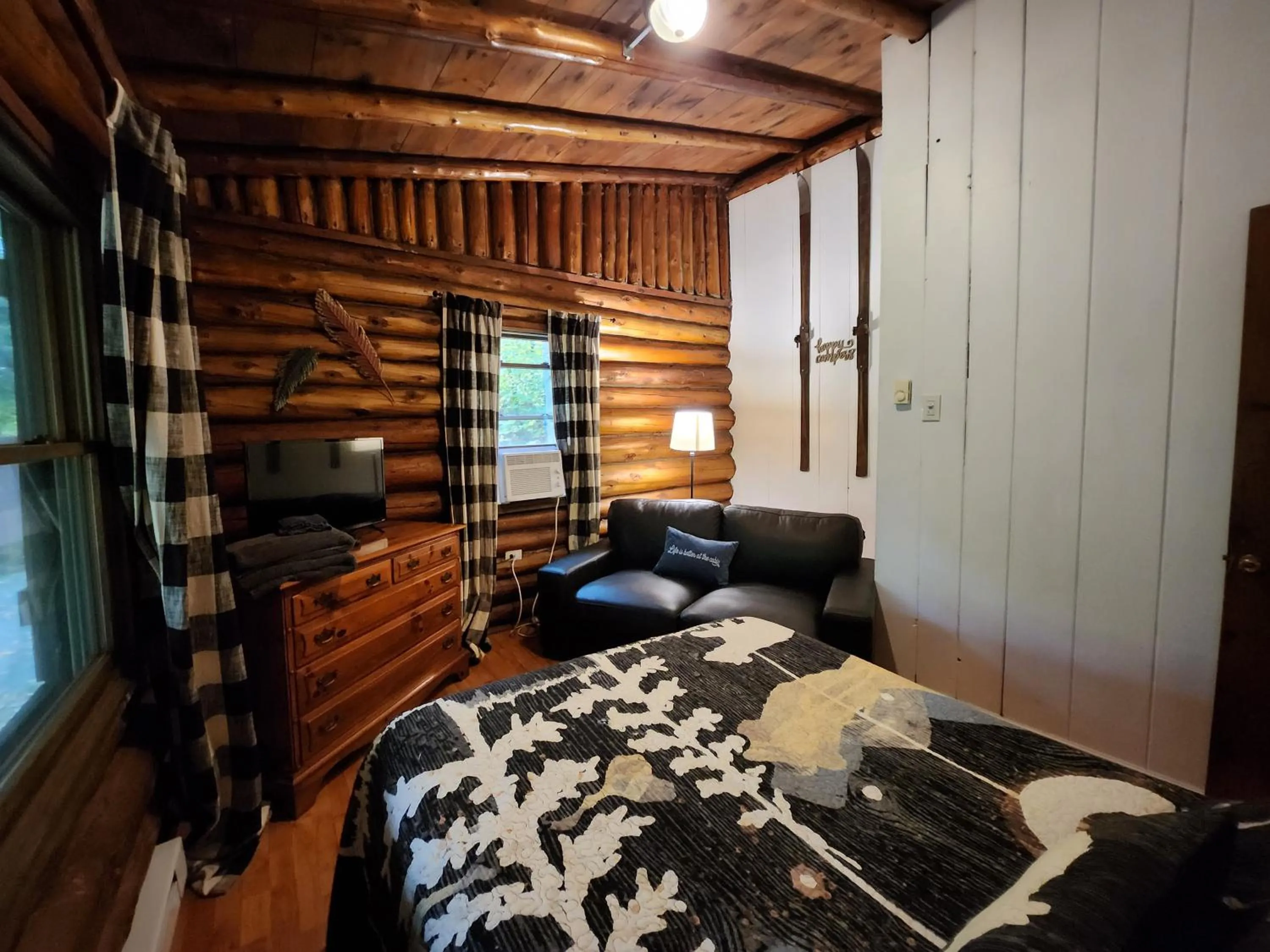 Bed in Adirondack Diamond Point Lodge