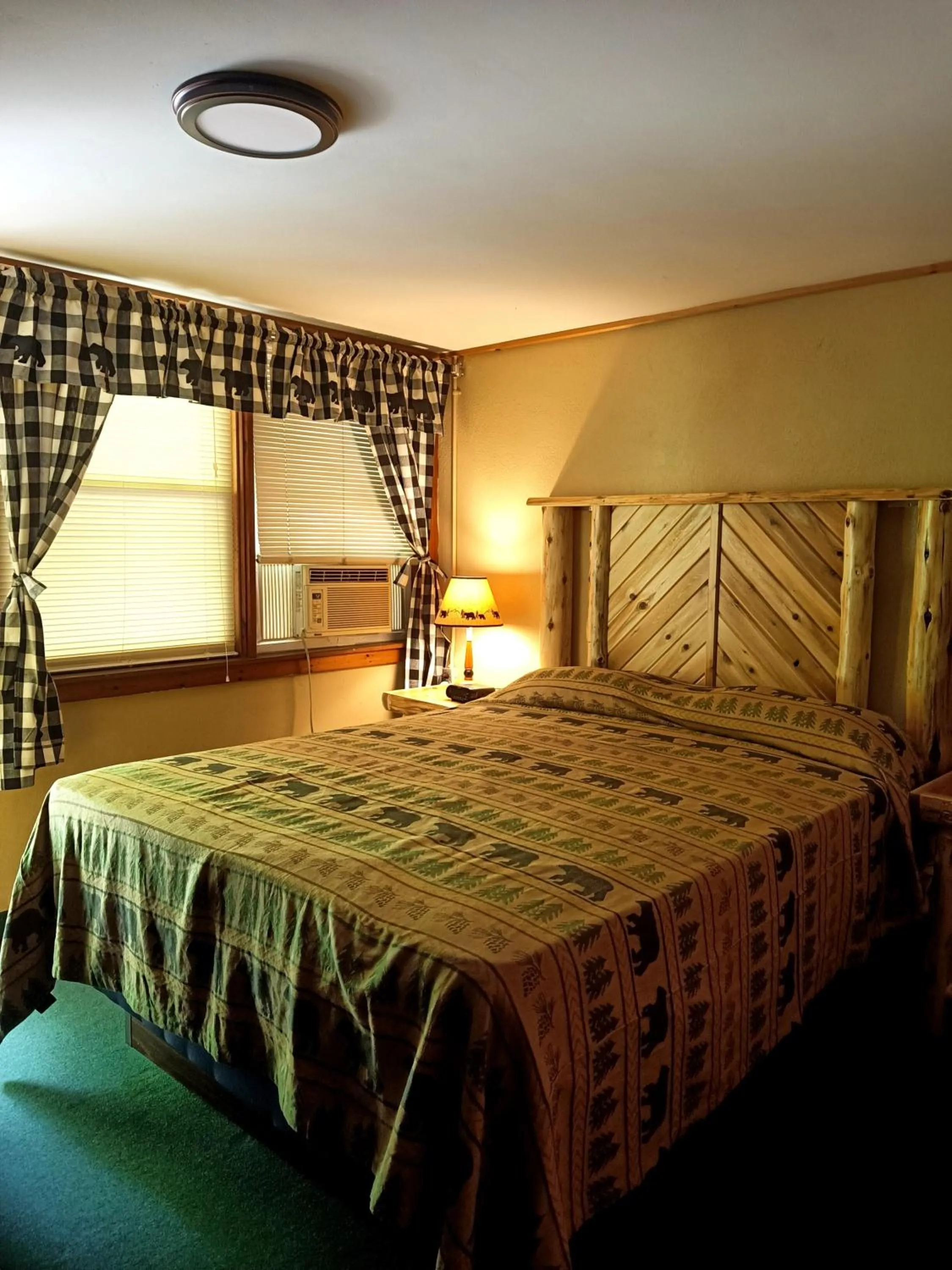 Bedroom, Bed in Adirondack Diamond Point Lodge