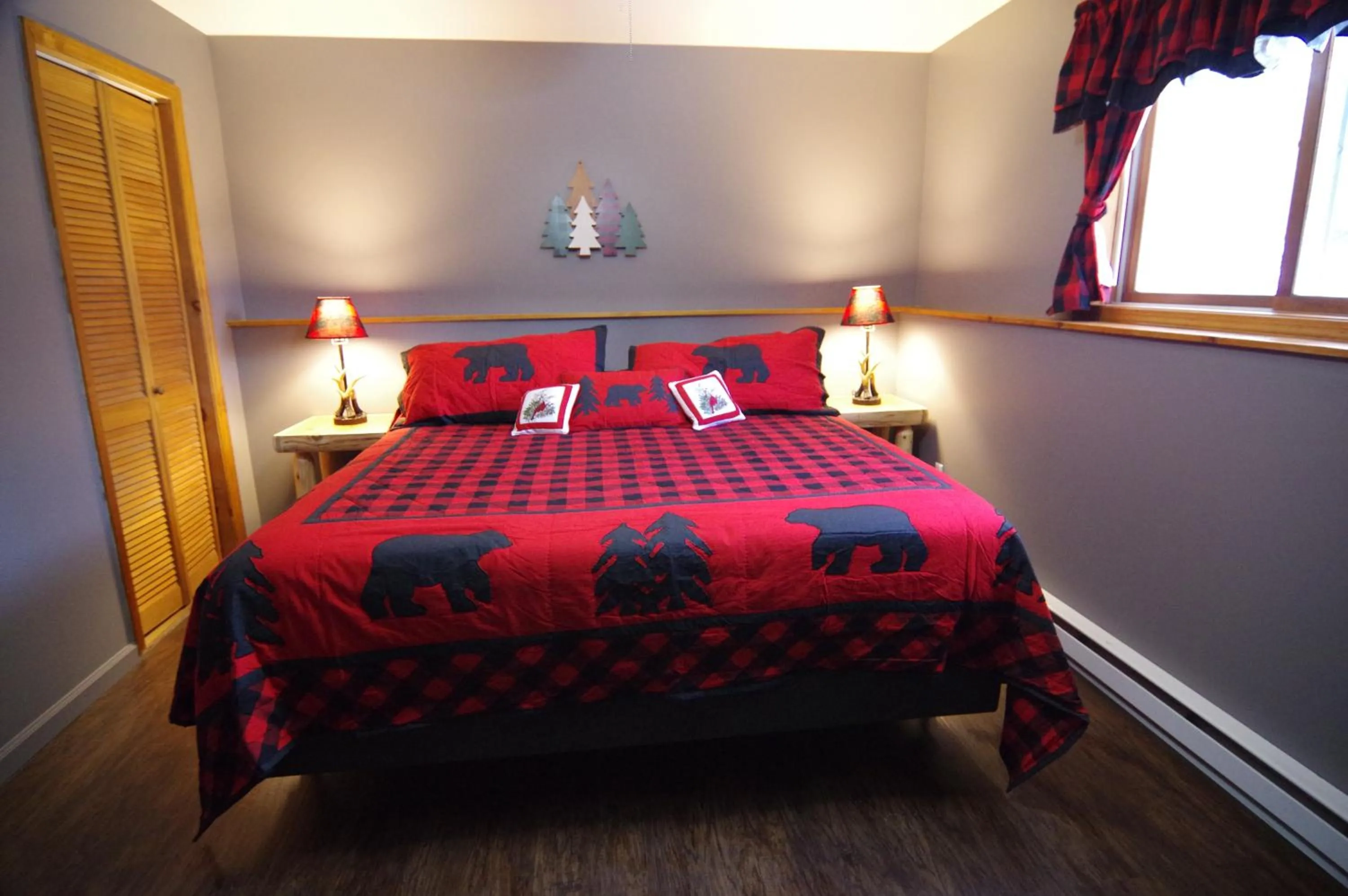 Bed in Adirondack Diamond Point Lodge