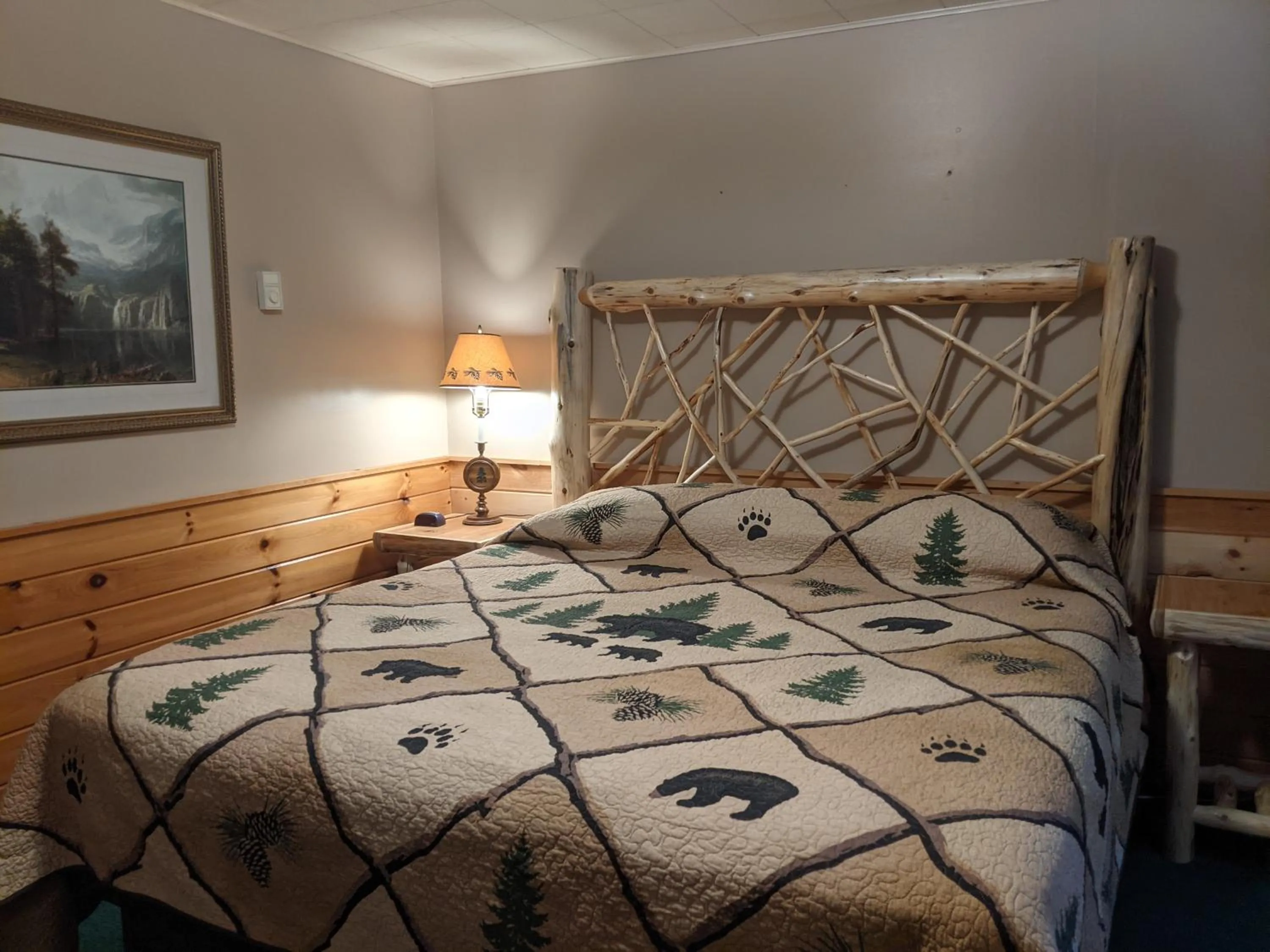 Bed in Adirondack Diamond Point Lodge