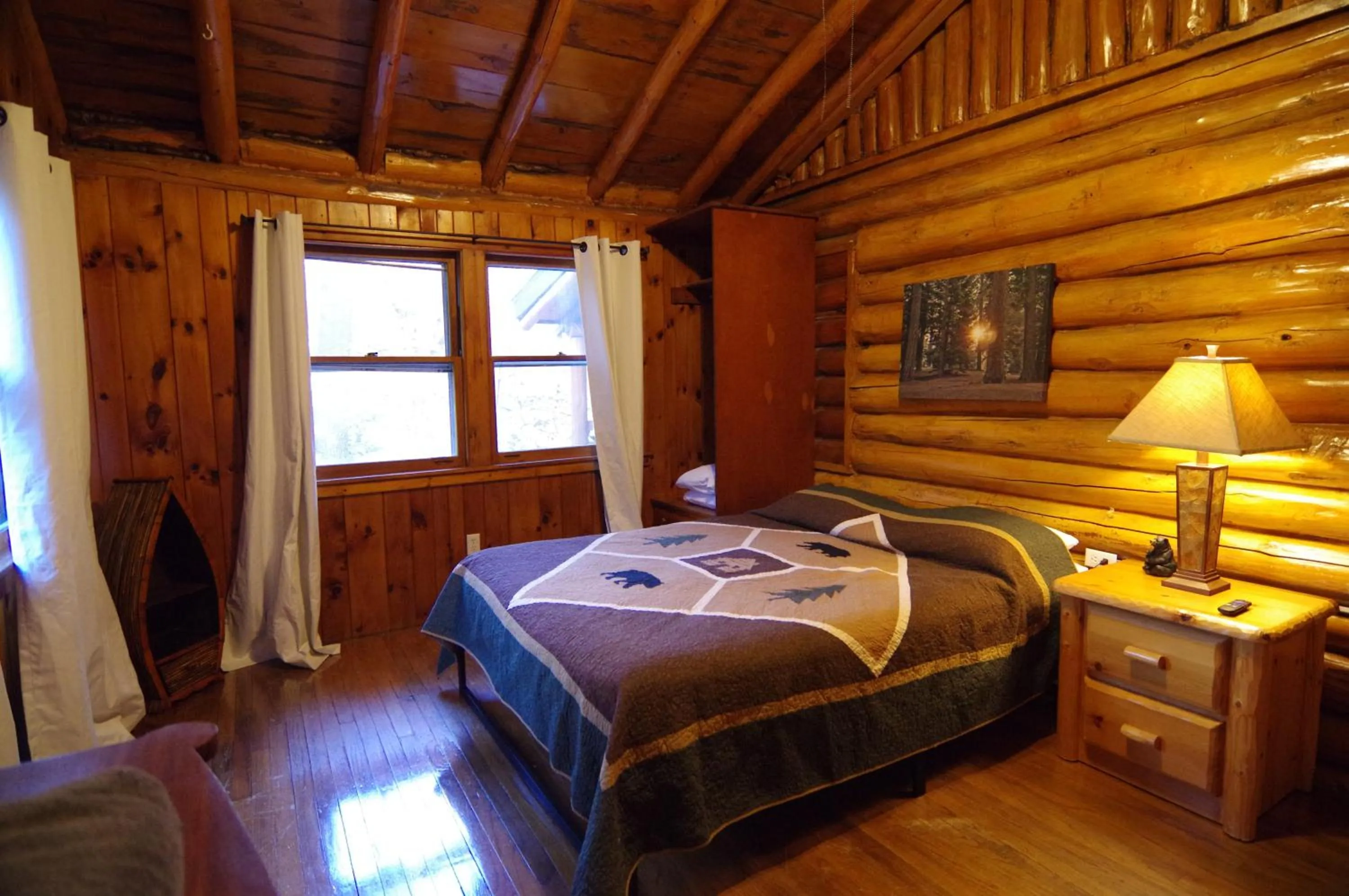 Bed in Adirondack Diamond Point Lodge