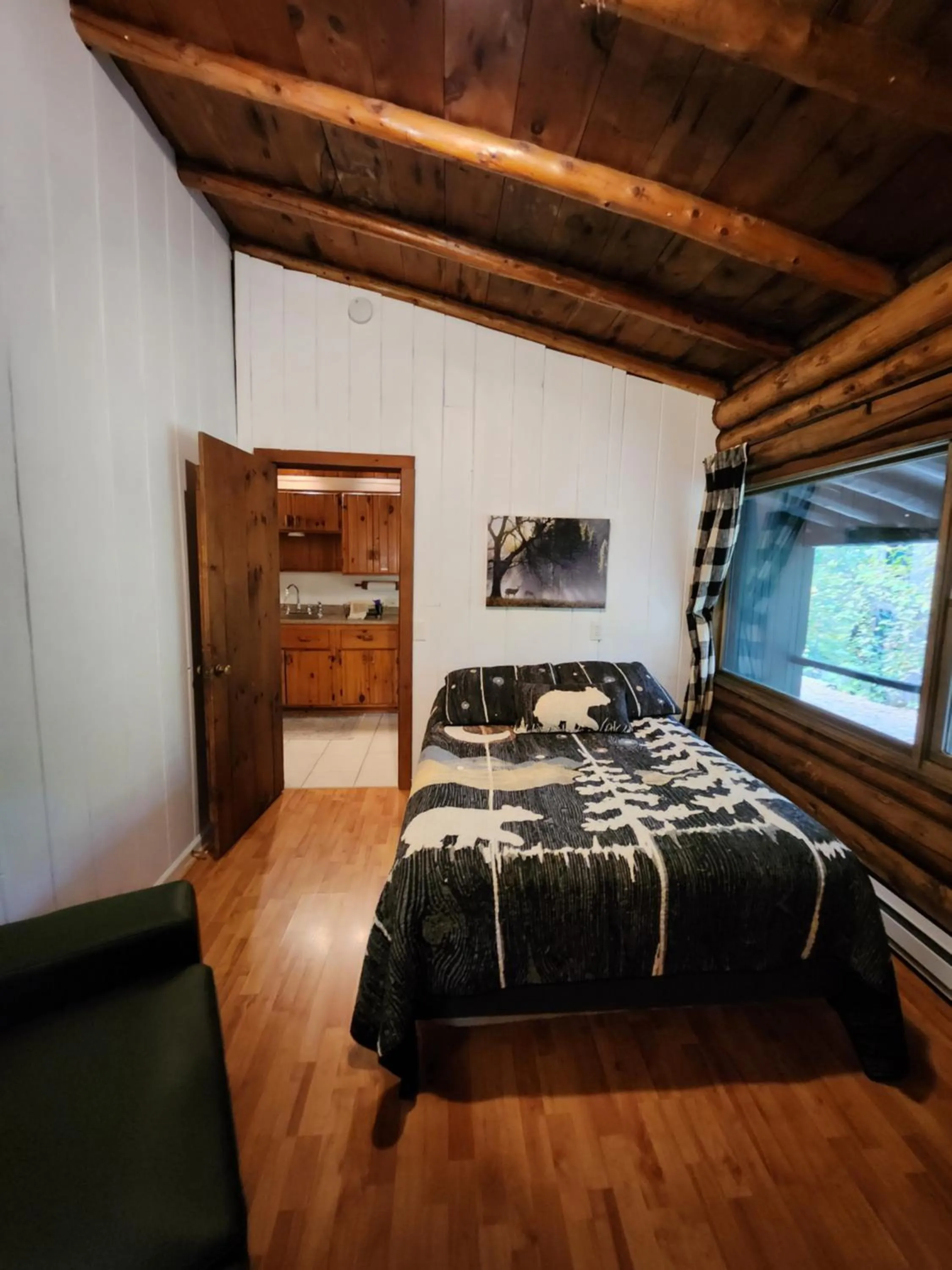 Bed in Adirondack Diamond Point Lodge