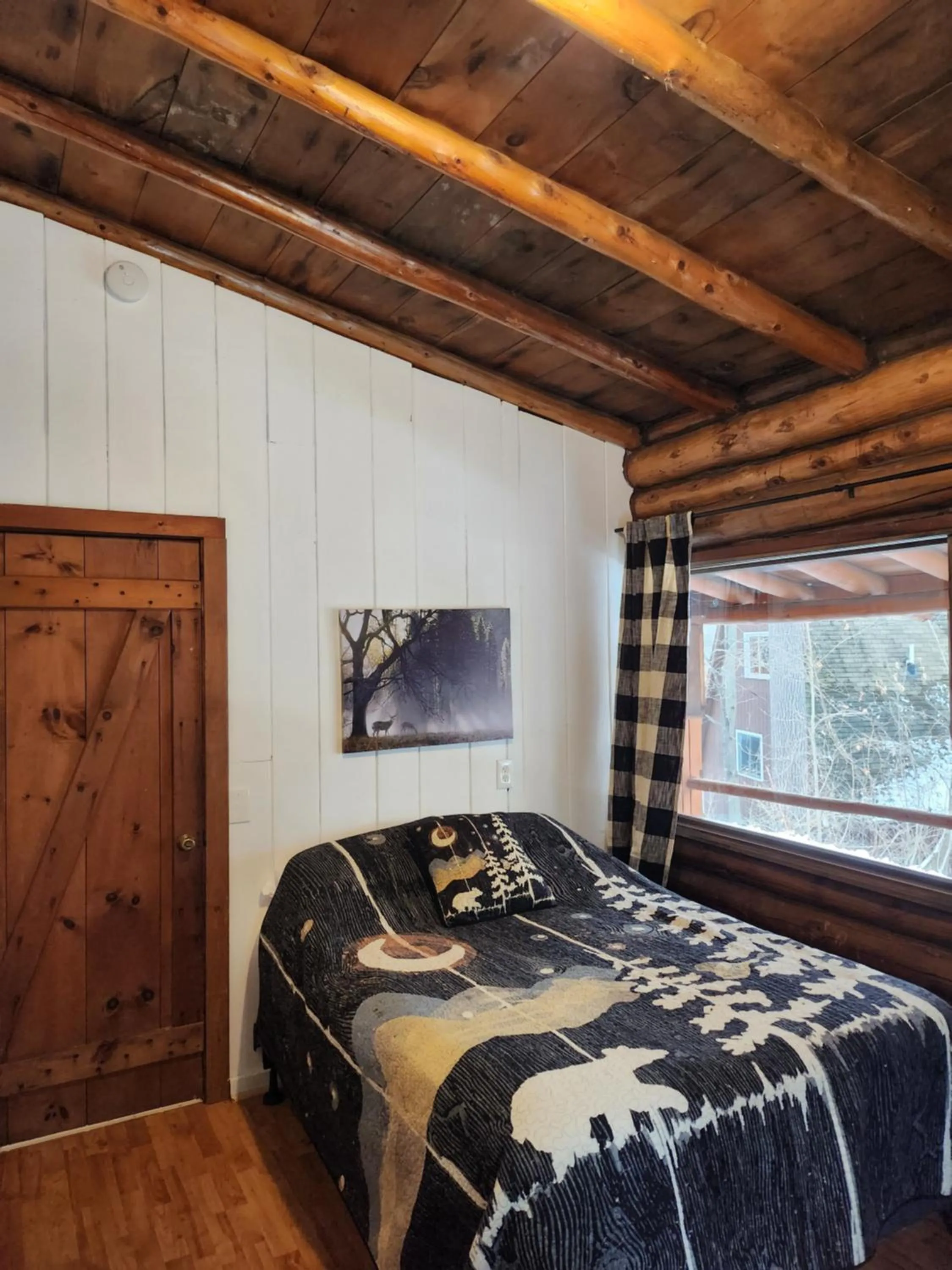 Bed in Adirondack Diamond Point Lodge