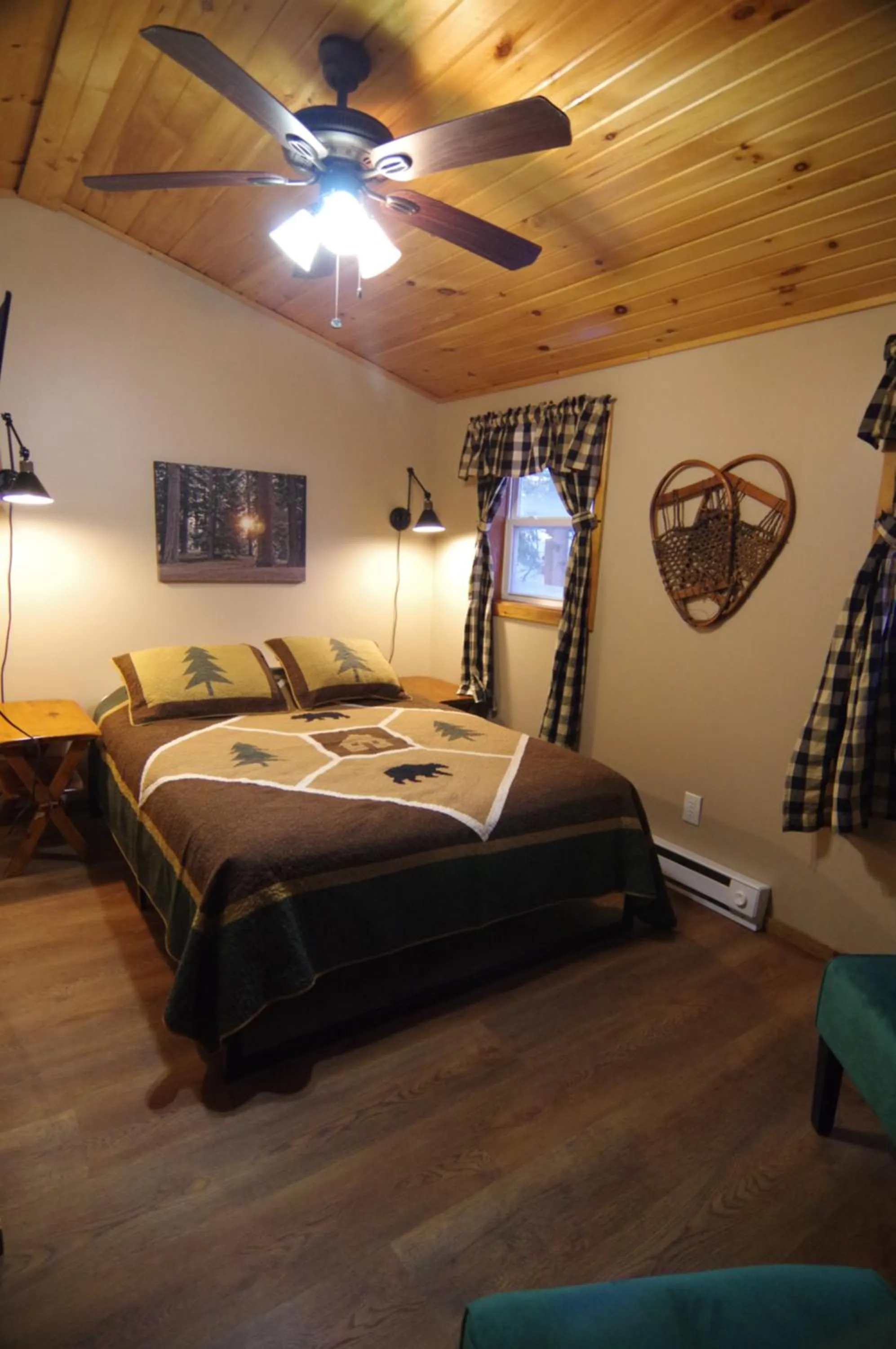 Bed in Adirondack Diamond Point Lodge