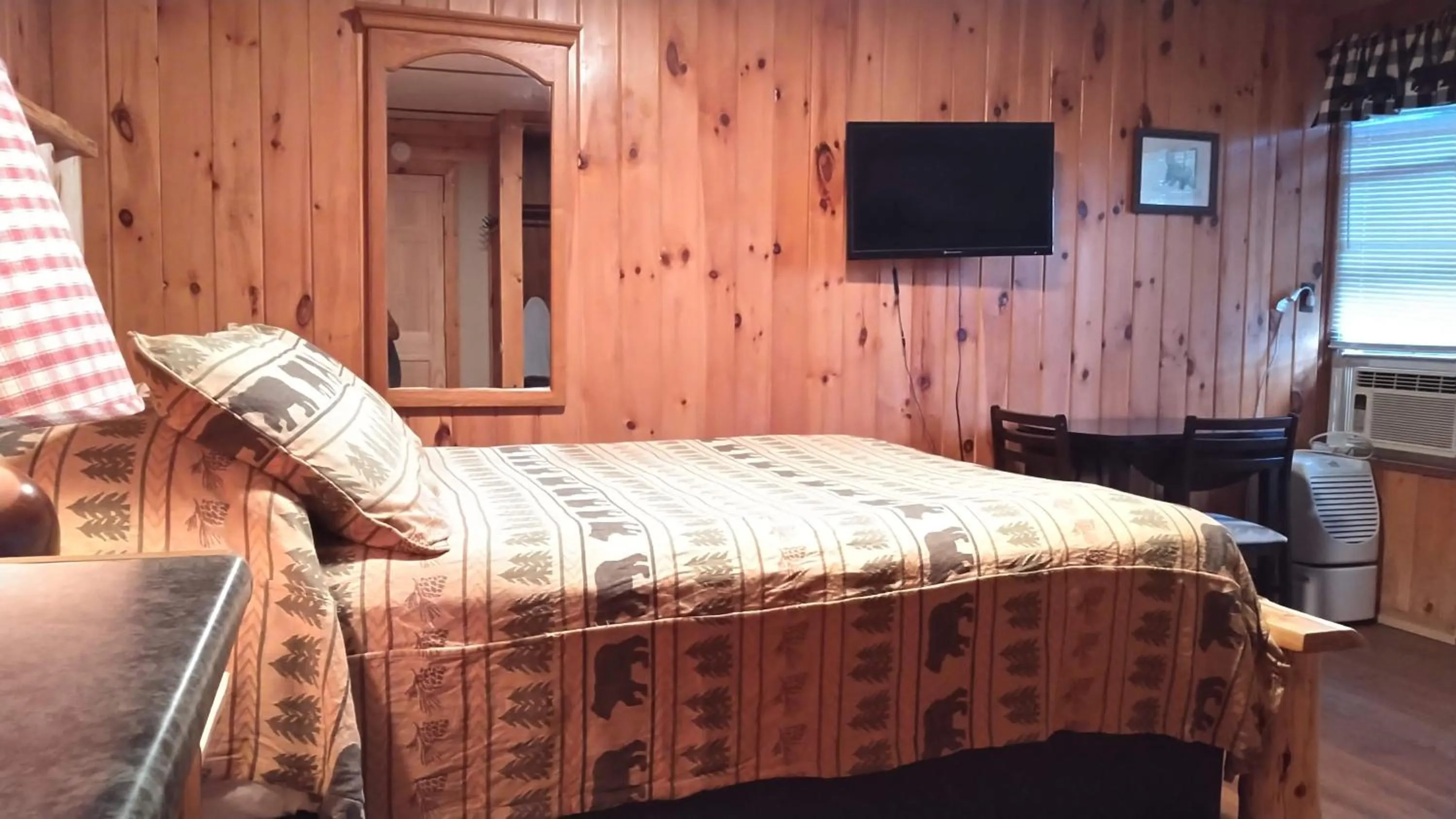 Bed in Adirondack Diamond Point Lodge